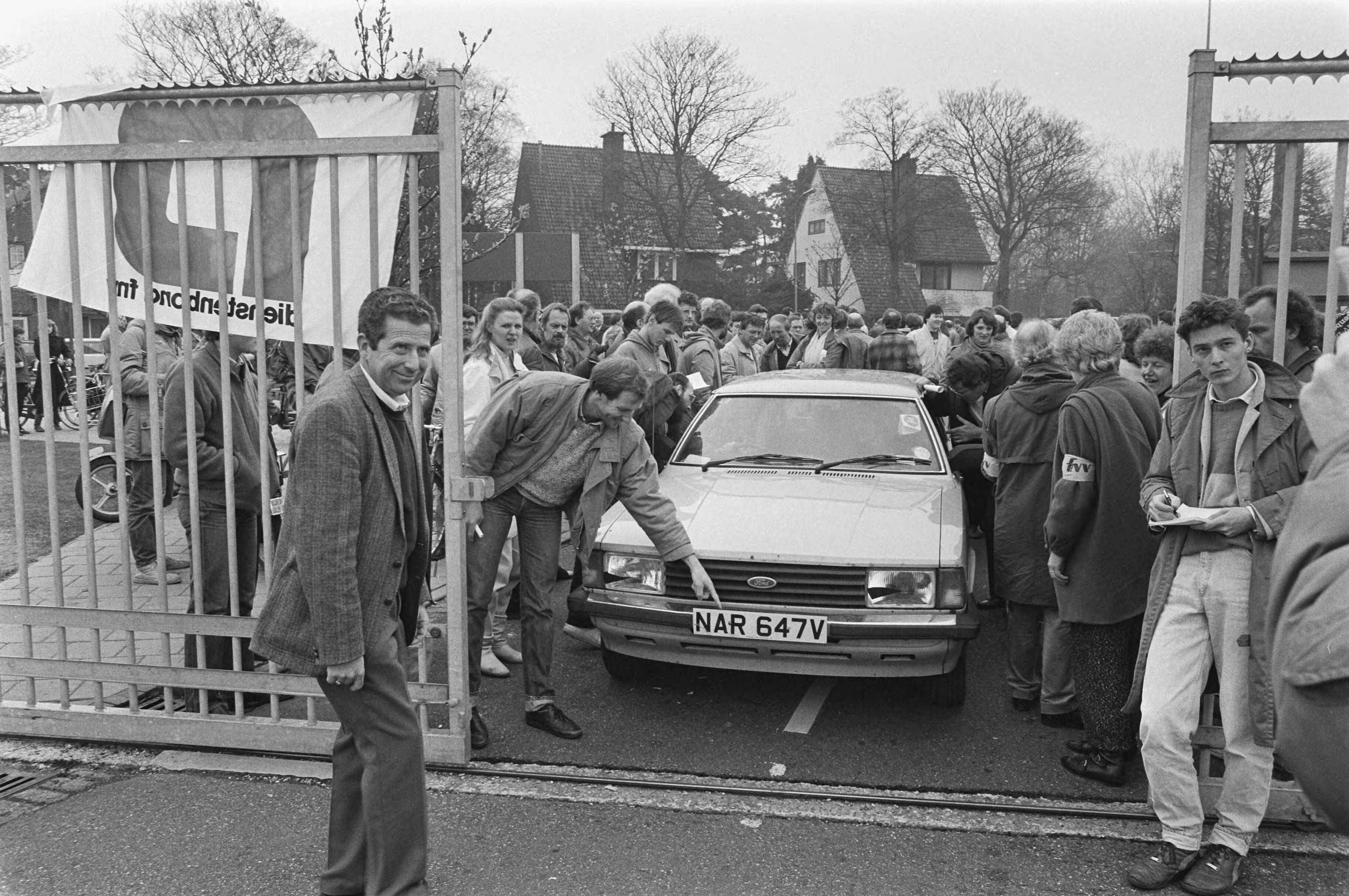 Fotocollectie Anefo — Staking omroeppersoneel tegen afwijzing omroep CAO; auto buitenlanders toegelaten — Foto: Croes, Rob C. / Anefo. Licentie: Set B: Rechtenvrij / Publiek Domein. Bron: Nationaal Archief. http://hdl.handle.net/10648/ad457cf6-d0b4-102d-bcf8-003048976d84
