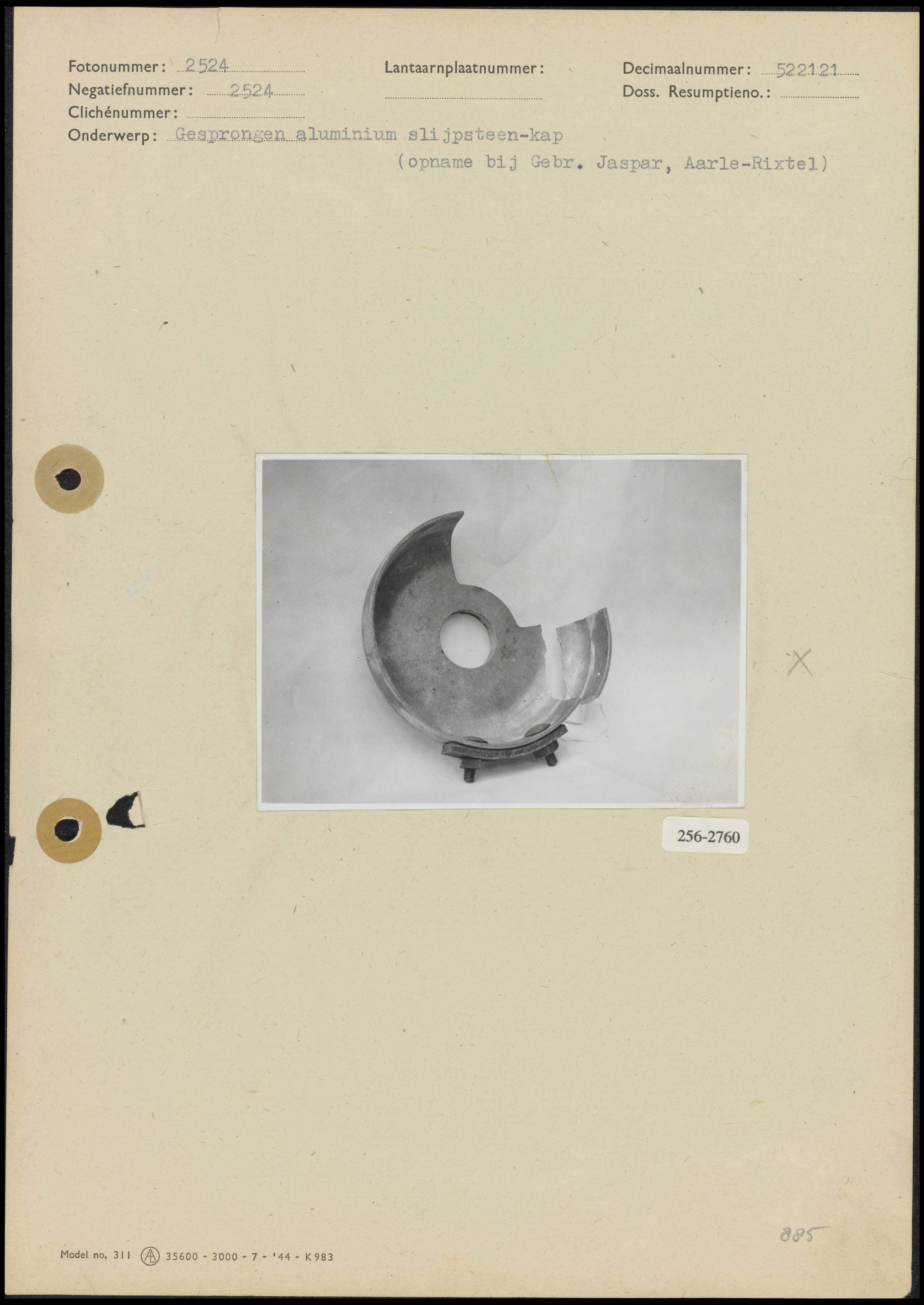 Fotocollectie Arbeidsinspectie — Gesprongen aluminium kap van een slijpsteen bij de firma Gebr. Jaspers te Aarle-Rixtel — Foto: Onbekend / Publiek Domein of Rechtenvrij. Licentie: Set B: Rechtenvrij / Publiek Domein. Bron: Nationaal Archief. http://hdl.handle.net/10648/b01706b6-d0b4-102d-bcf8-003048976d84