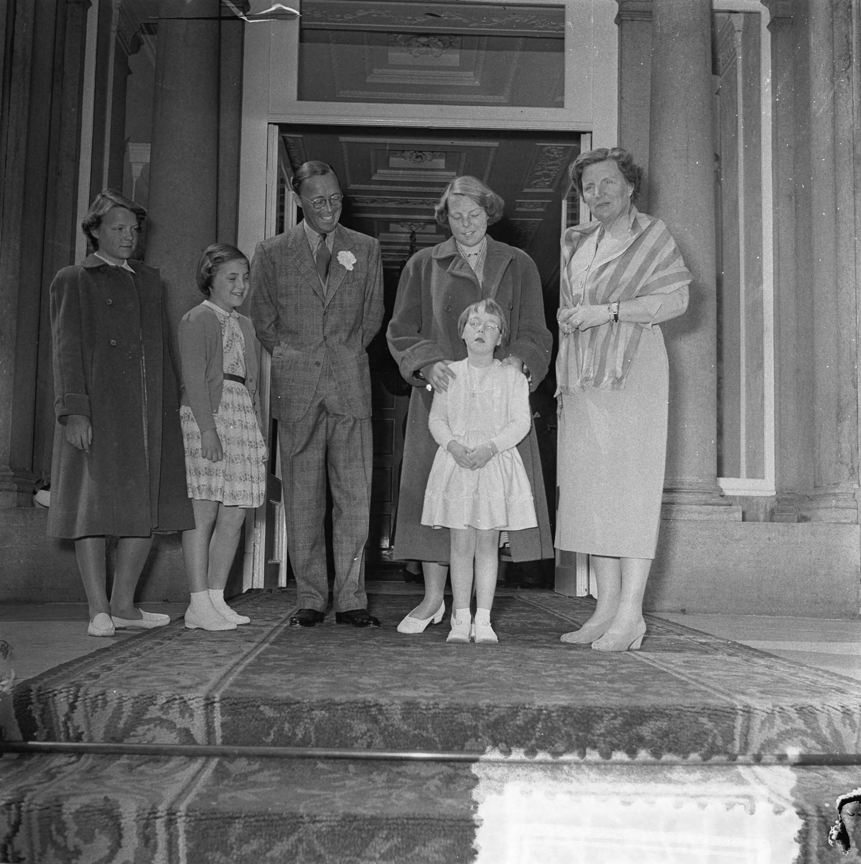 Koninginnedag 1954 — Koninginnedag. Defilé op paleis Soestdijk. Bordes met koninklijke familie — Foto: Noske, J.D. / Anefo. Licentie: Set B: Rechtenvrij / Publiek Domein. Bron: Nationaal Archief. http://hdl.handle.net/10648/a921247c-d0b4-102d-bcf8-003048976d84
