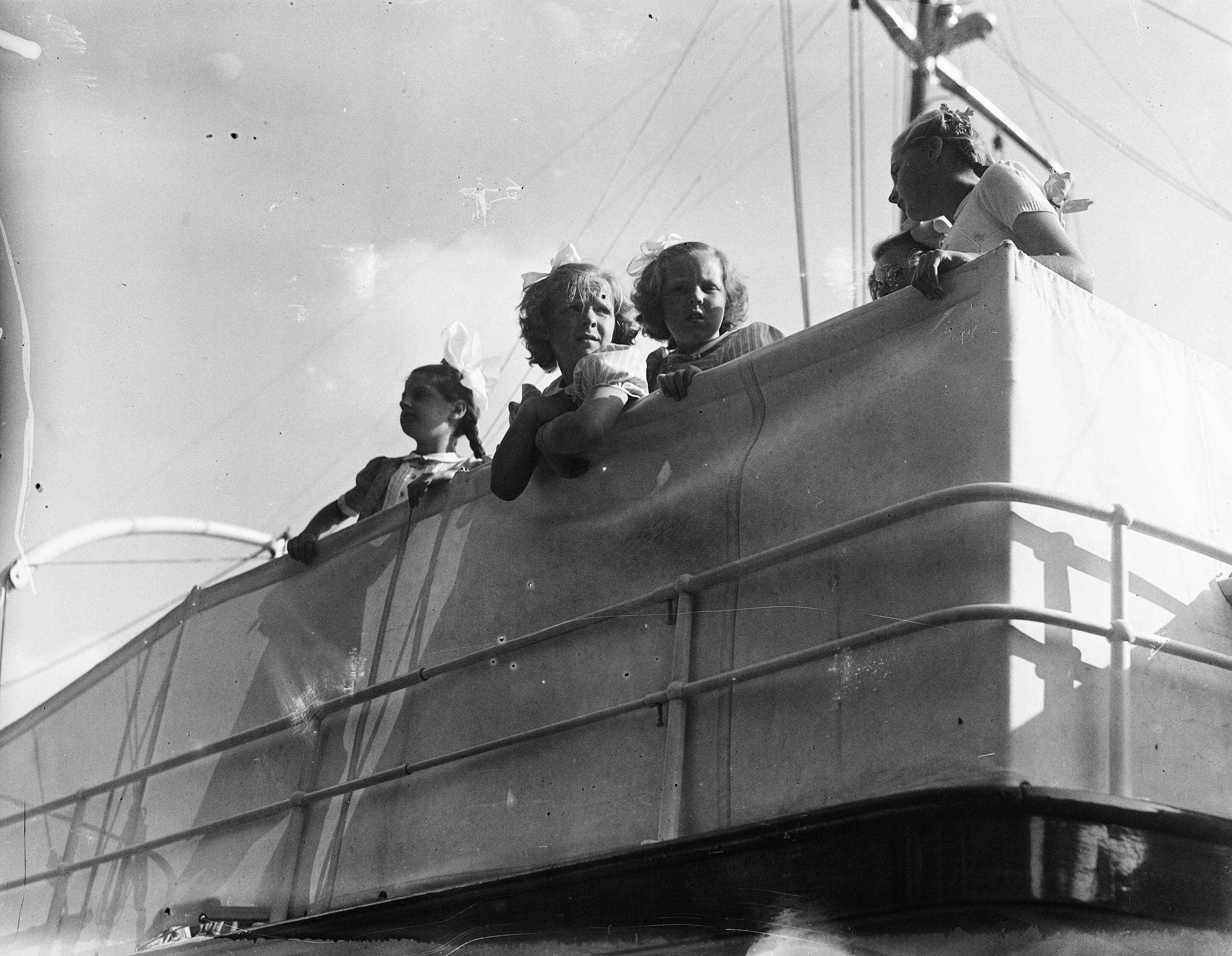 Fotocollectie Anefo — Prinselijk gezin in Leeuwarden. Prinses Beatrix en prinses Irene aan boord van de "Piet Hein" — Foto: Noske, J.D. / Anefo. Licentie: Set B: Rechtenvrij / Publiek Domein. Bron: Nationaal Archief. http://hdl.handle.net/10648/a8ab1732-d0b4-102d-bcf8-003048976d84