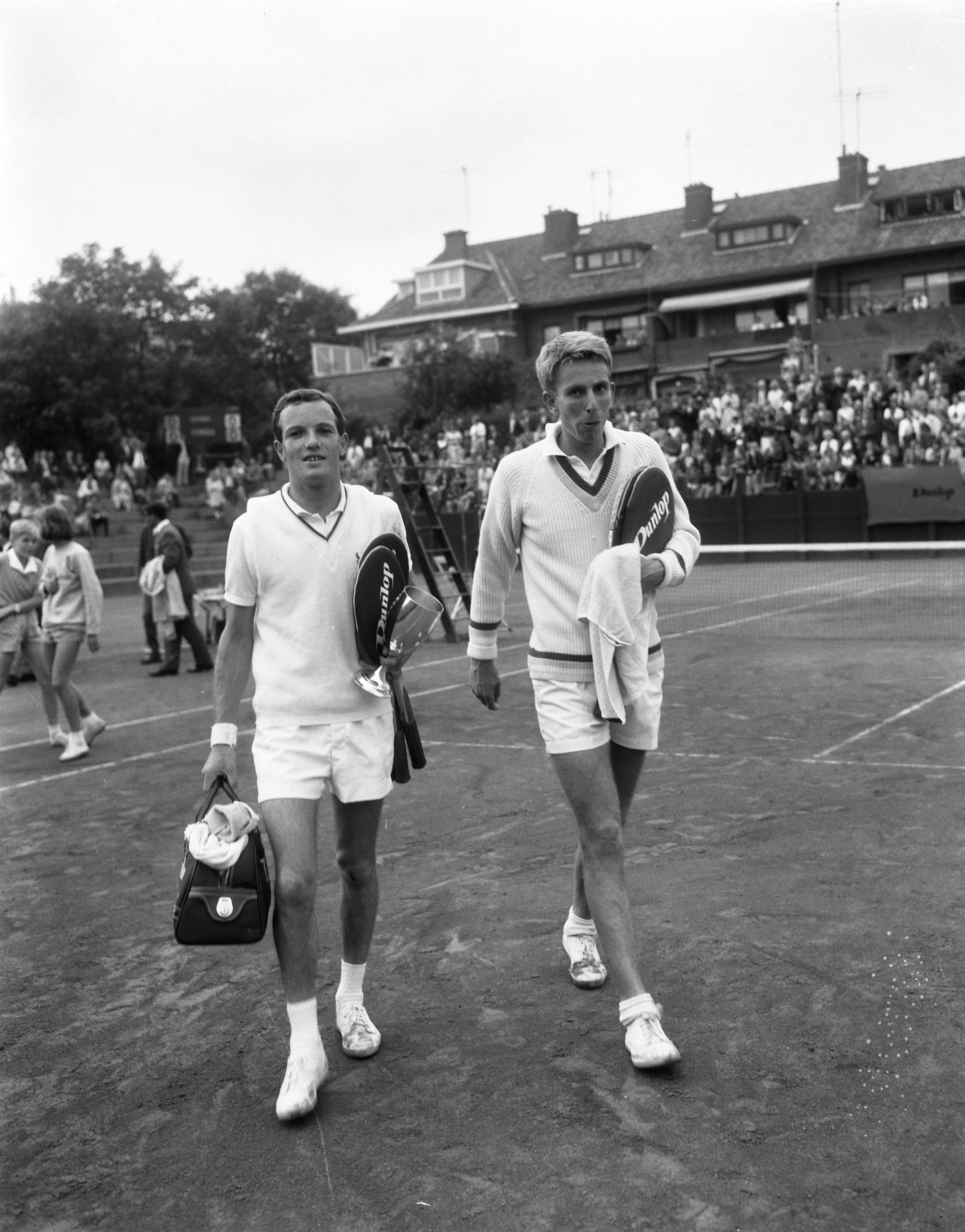 Fotocollectie Anefo — Nederlandse tenniskampioenschappen op de METS-banen te Scheveningen, finale herenenkel, Tom Okker (l.) en Evert Schneider — Foto: Bilsen, Joop van / Anefo. Licentie: Set B: Rechtenvrij / Publiek Domein. Bron: Nationaal Archief. http://hdl.handle.net/10648/aac08250-d0b4-102d-bcf8-003048976d84