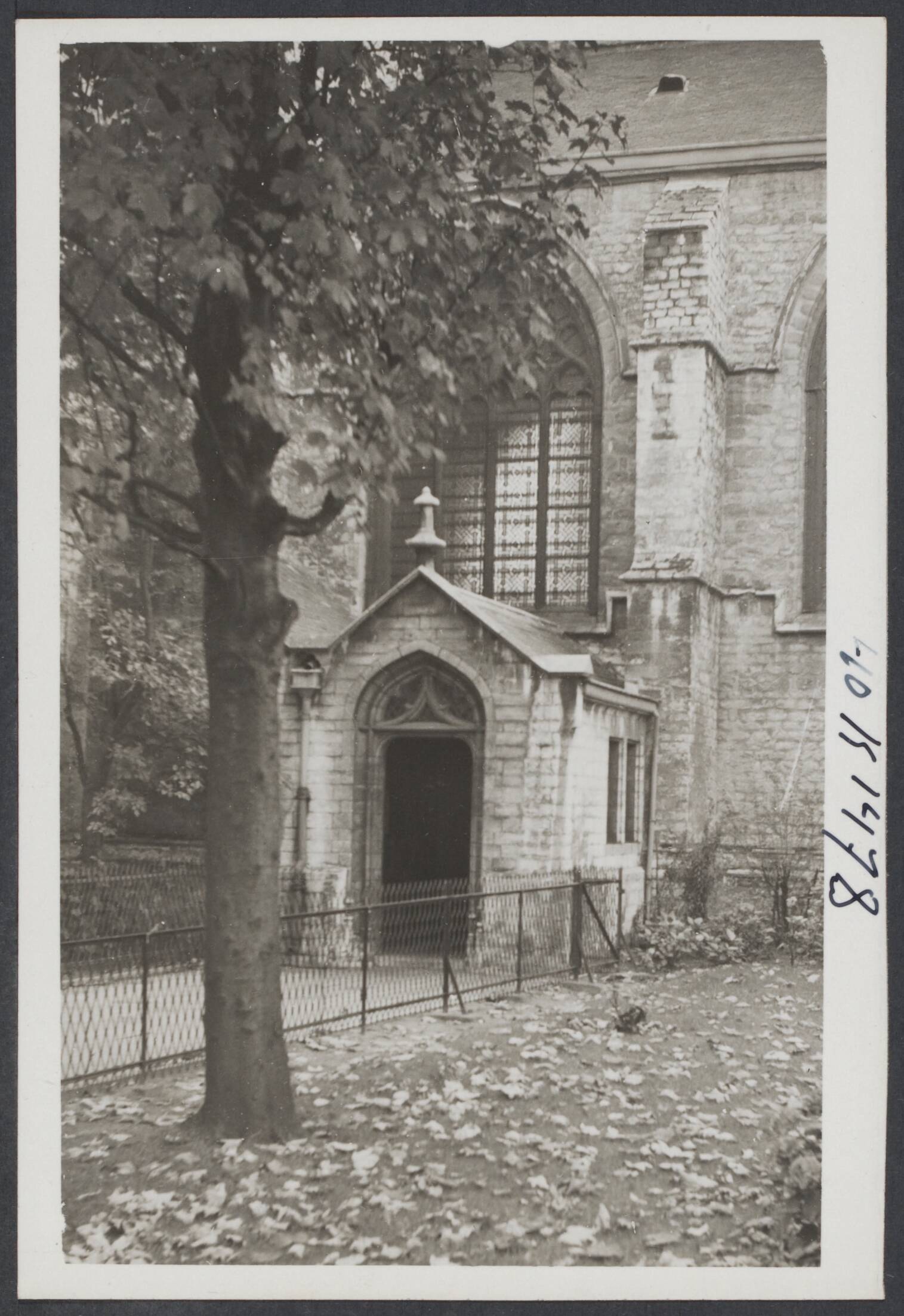 Mechelen — Mechelen. Sint-Janskerk: portaal aan de noordzijde van de kerk — Foto: Onbekend / Publiek Domein of Rechtenvrij. Licentie: Set B: Rechtenvrij / Publiek Domein. Bron: Nationaal Archief. http://hdl.handle.net/10648/8576959a-1d2a-dbbc-29f6-5f312a1743eb