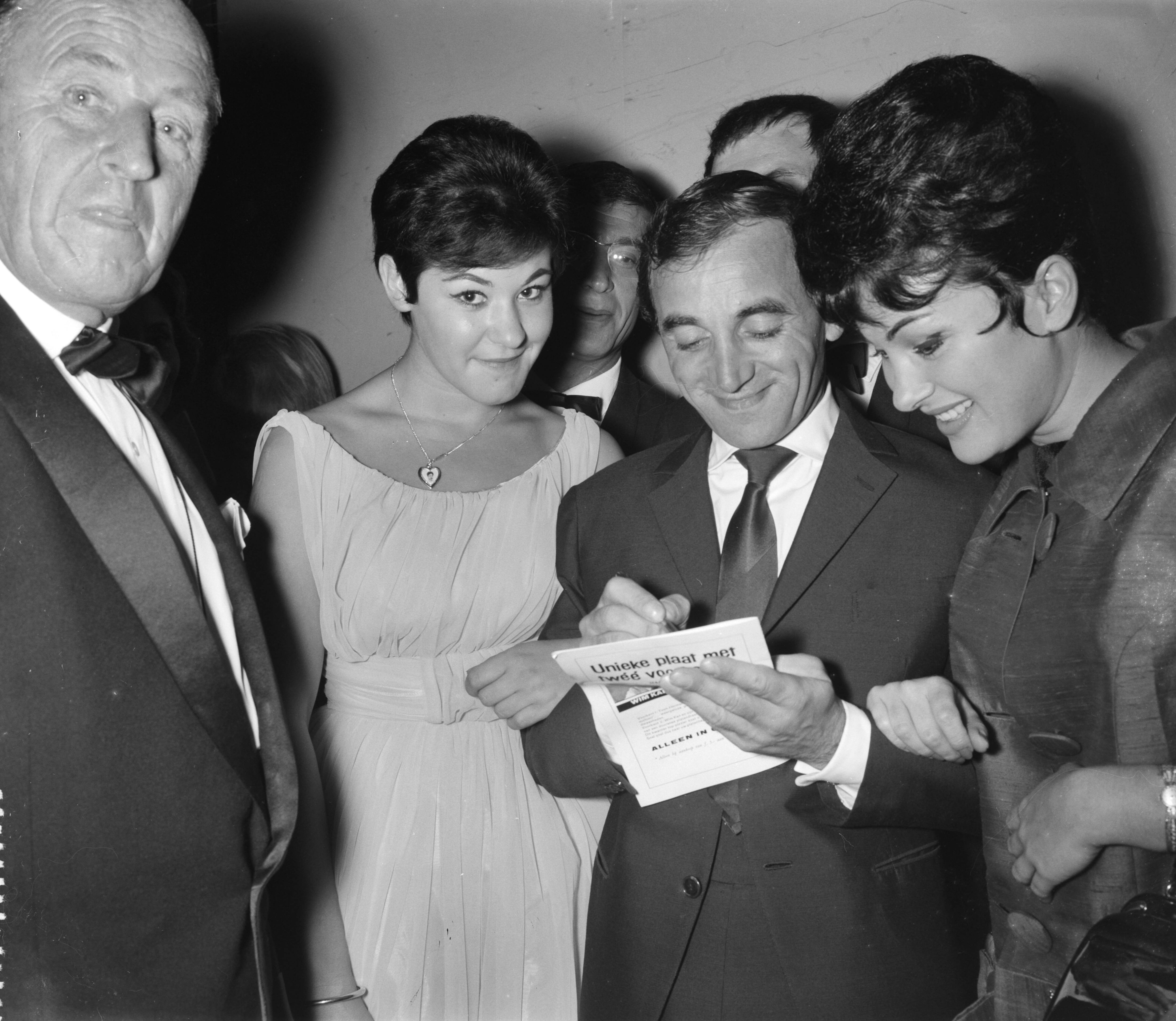 Grand Gala Du Disque in het Kurhaus te Scheveningen — Grand Gala Du Disque in Kurhaus. Rika Zarai vraagt een handtekening aan Charles Aznavour — Foto: Bilsen, Joop van / Anefo. Licentie: Set B: Rechtenvrij / Publiek Domein. Bron: Nationaal Archief. http://hdl.handle.net/10648/a9e477ba-d0b4-102d-bcf8-003048976d84