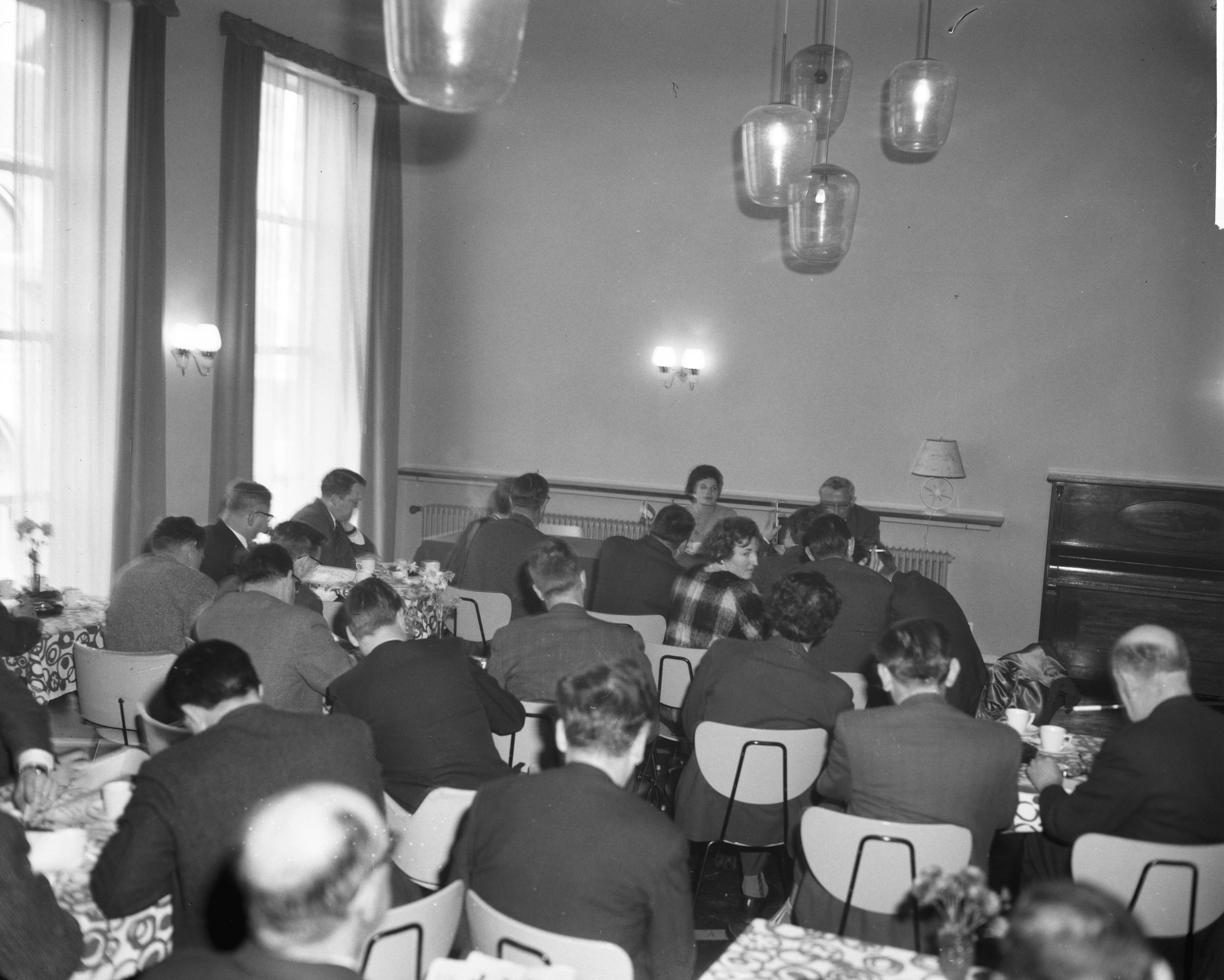 Fotocollectie Anefo — Persconferentie van Anneke Beekman in Maastricht. Overzicht journalisten — Foto: Koch, Eric / Anefo. Licentie: Set B: Rechtenvrij / Publiek Domein. Bron: Nationaal Archief. http://hdl.handle.net/10648/a9eecc42-d0b4-102d-bcf8-003048976d84