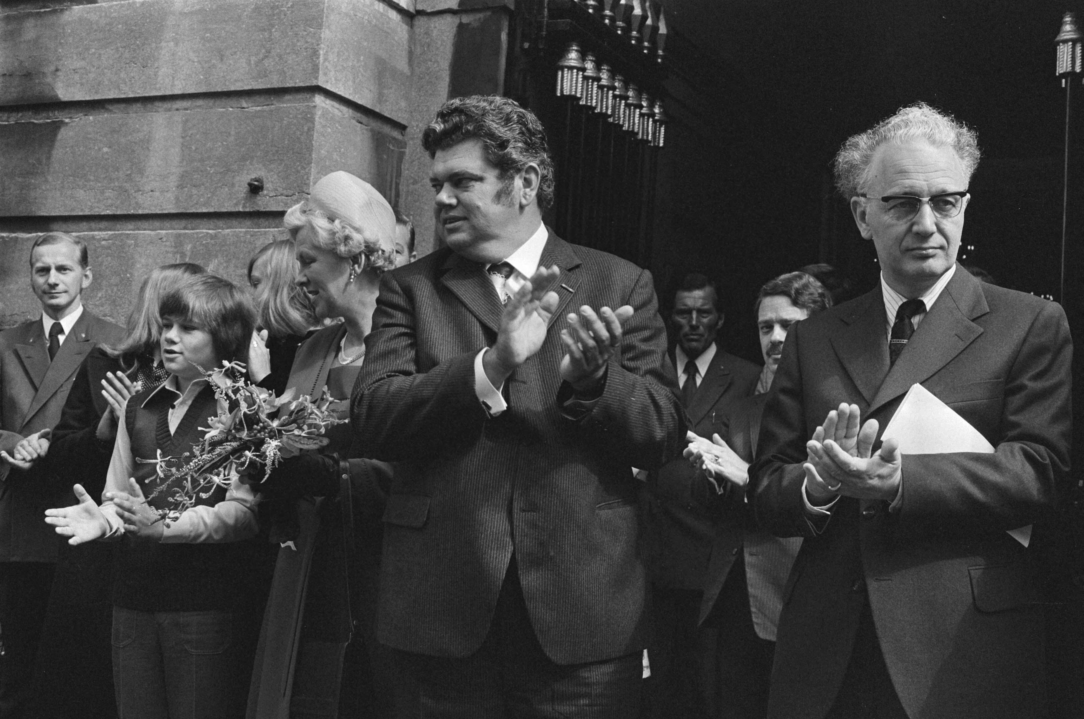 Fotocollectie Anefo — H. J. L. Vonhoff geinstalleerd als burgemeester van Utrecht; Vonhoff met gezin, rechts loco-burgemeester Harteveld — Foto: Verhoeff, Bert / Anefo. Licentie: Set B: Rechtenvrij / Publiek Domein. Bron: Nationaal Archief. http://hdl.handle.net/10648/ac52fb66-d0b4-102d-bcf8-003048976d84