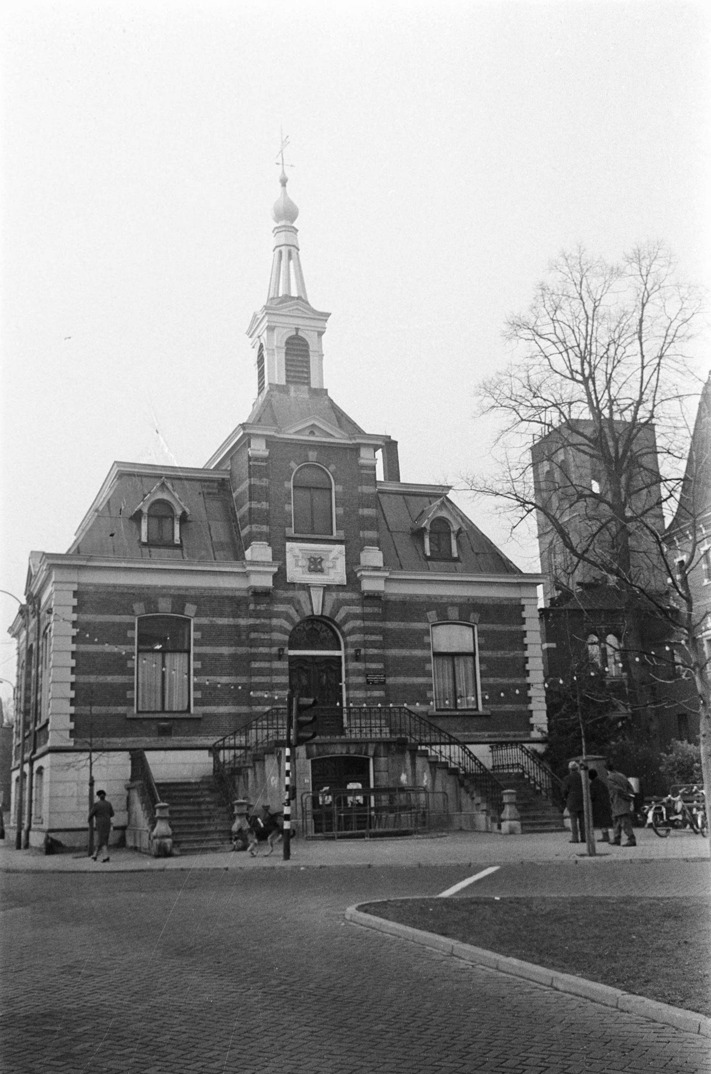 Fotocollectie Anefo — Afgebrande kerk en het oude stadhuis, Hilversum, exterieur — Foto: Punt, W. / Anefo. Licentie: Set B: Rechtenvrij / Publiek Domein. Bron: Nationaal Archief. http://hdl.handle.net/10648/abda503a-d0b4-102d-bcf8-003048976d84