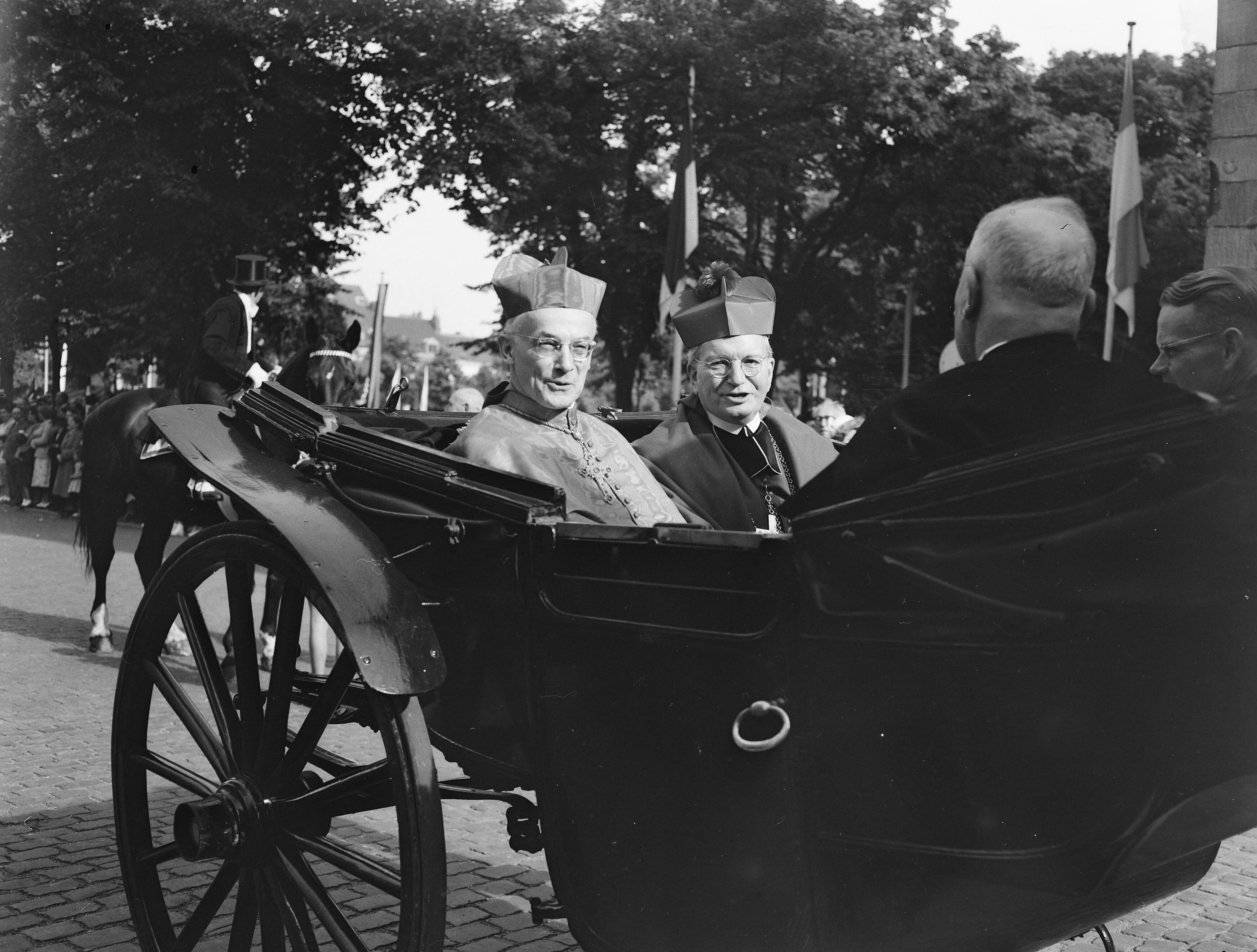 Fotocollectie Anefo — Heiligdomsvaart Maastricht. Links de aartsbisschop van Keulen Joseph Frings, rechts Mgr. Dr. J. H. G. Lemmens, bisschop van Roermond — Foto: Pot, Harry / Anefo. Licentie: Set B: Rechtenvrij / Publiek Domein. Bron: Nationaal Archief. http://hdl.handle.net/10648/a937fcce-d0b4-102d-bcf8-003048976d84