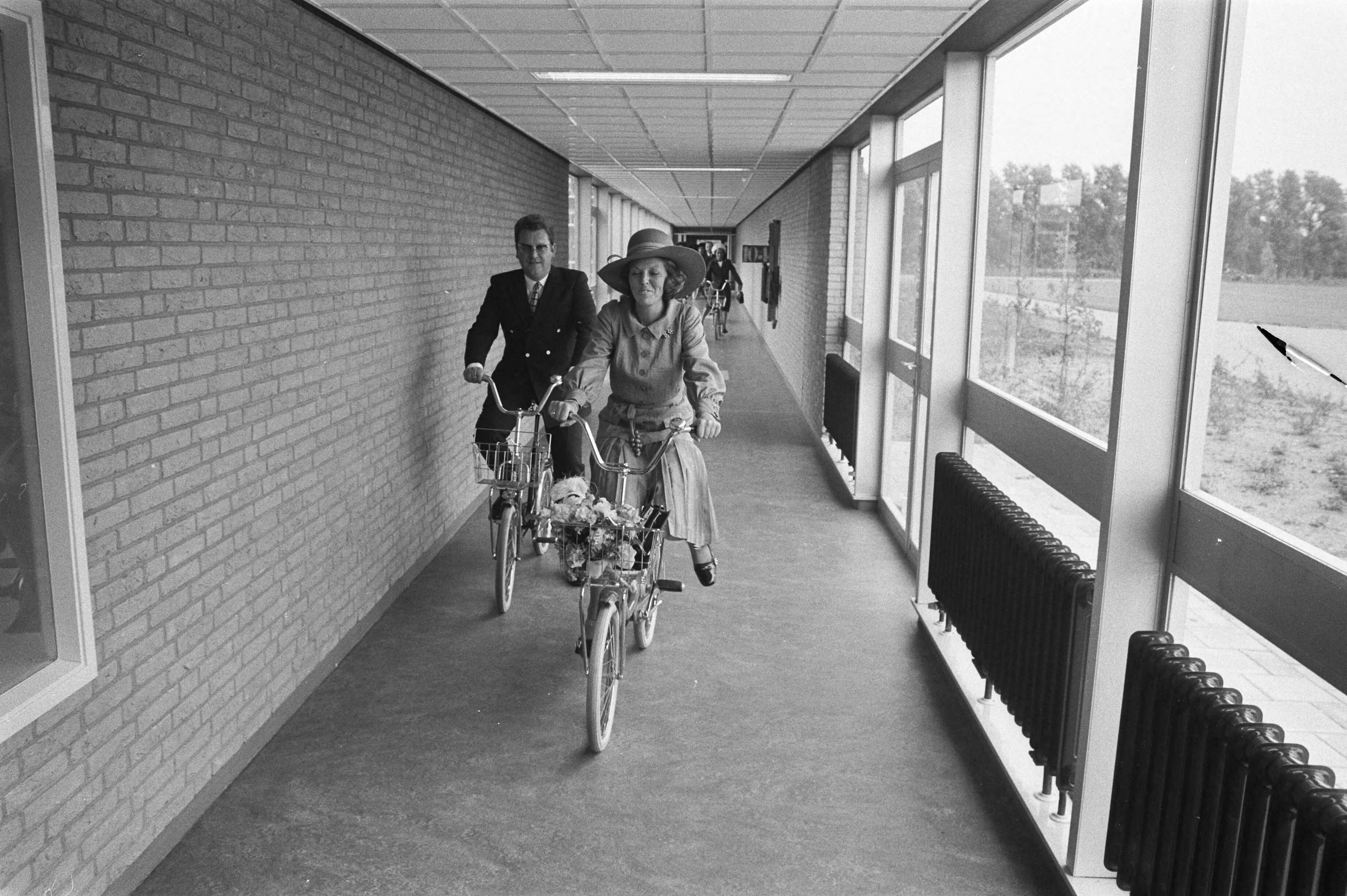 Fotocollectie Anefo — Prinses Beatrix opent ziekenhuiscomplex Triotel Leeuwarden Prinses Beatrix fietst door gang, met naast haar geneesheer-directeur Pieter Bonnema — Foto: Verhoeff, Bert / Anefo. Licentie: Set B: Rechtenvrij / Publiek Domein. Bron: Nationaal Archief. http://hdl.handle.net/10648/abc95e4c-d0b4-102d-bcf8-003048976d84