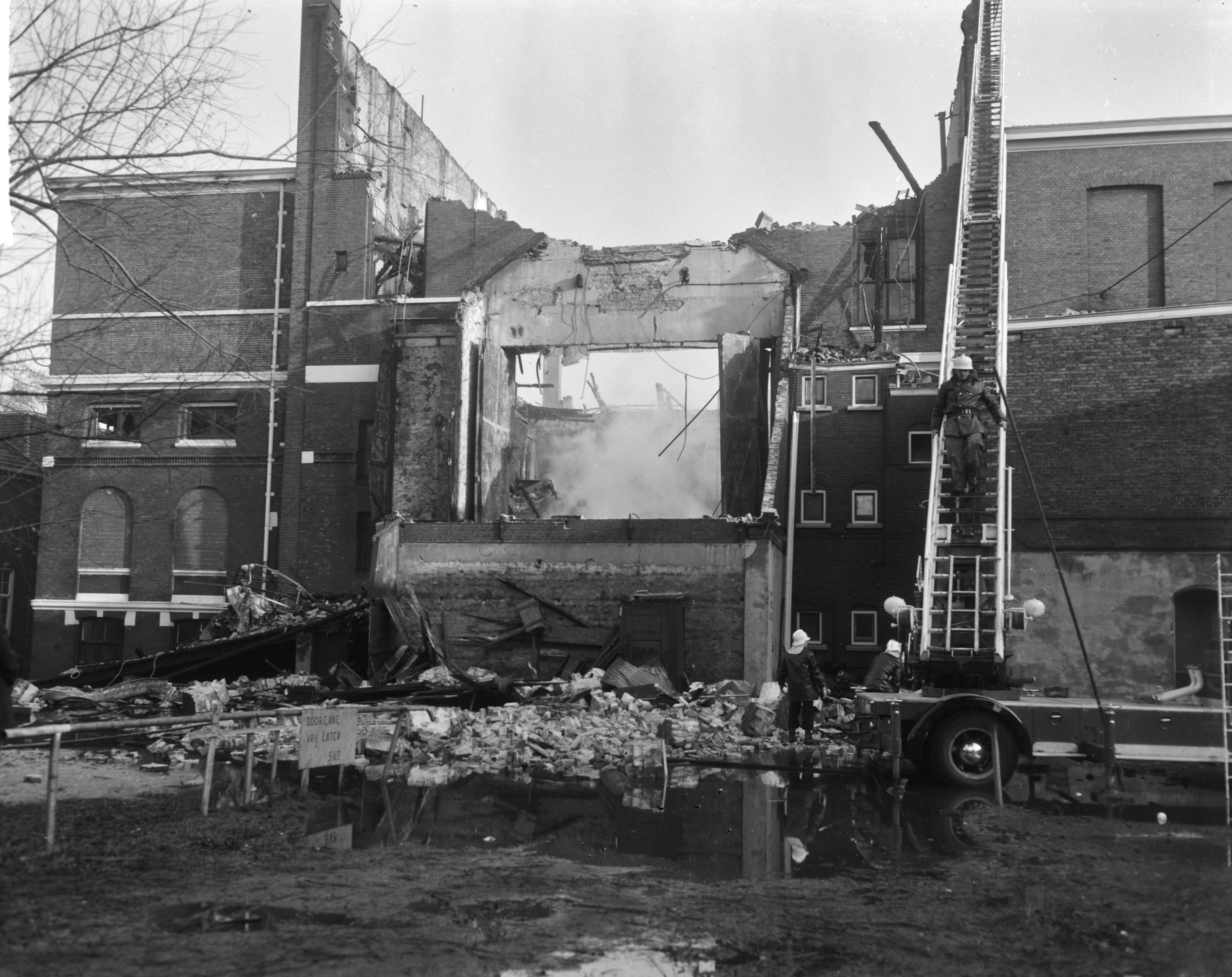 Fotocollectie Anefo — Gebouw voor Kunsten en Wetenschappen in Den Haag na de brand — Foto: Bilsen, Joop van / Anefo. Licentie: Set B: Rechtenvrij / Publiek Domein. Bron: Nationaal Archief. http://hdl.handle.net/10648/aa899344-d0b4-102d-bcf8-003048976d84
