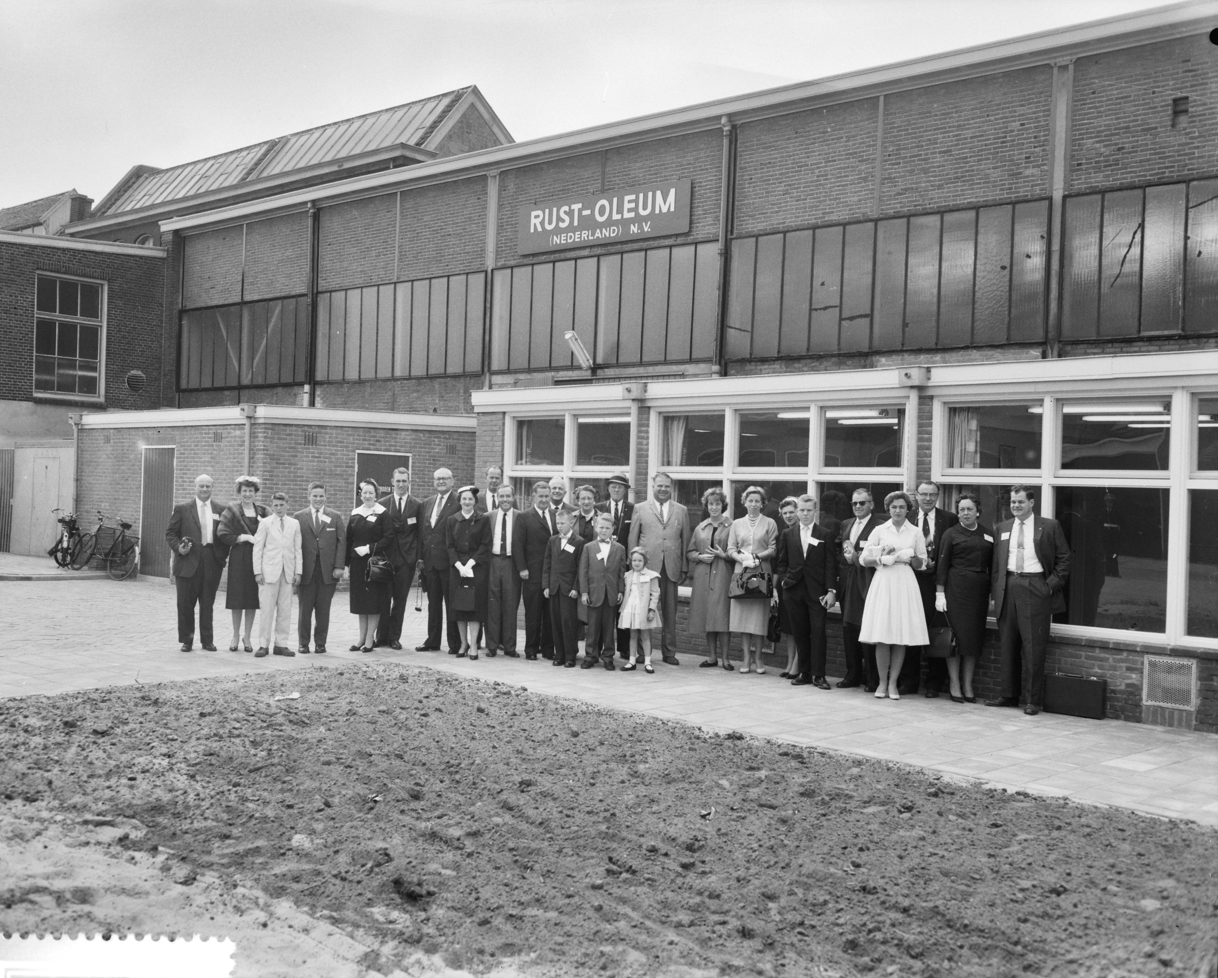Fotocollectie Anefo — Opening fabriek Rust-Oleum te Haarlem — Foto: Behrens, Herbert F. / Anefo. Licentie: Set B: Rechtenvrij / Publiek Domein. Bron: Nationaal Archief. http://hdl.handle.net/10648/a9b222e2-d0b4-102d-bcf8-003048976d84