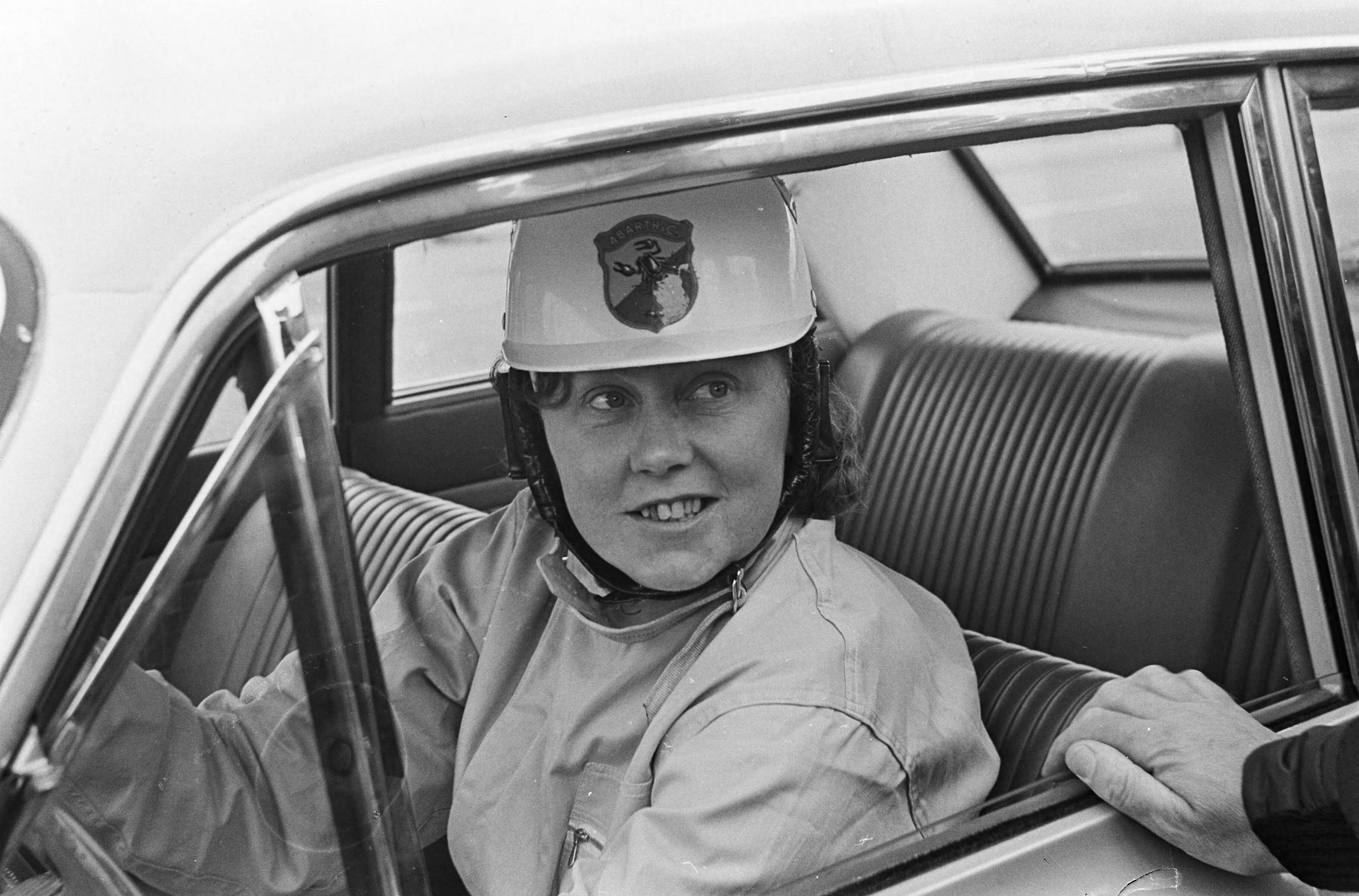 Fotocollectie Anefo — 24-uurs rit op circuit van Zandvoort, Mabel ´t Hooft rijdt de eerste uren — Foto: Evers, Joost / Anefo. Licentie: Set B: Rechtenvrij / Publiek Domein. Bron: Nationaal Archief. http://hdl.handle.net/10648/aab23006-d0b4-102d-bcf8-003048976d84