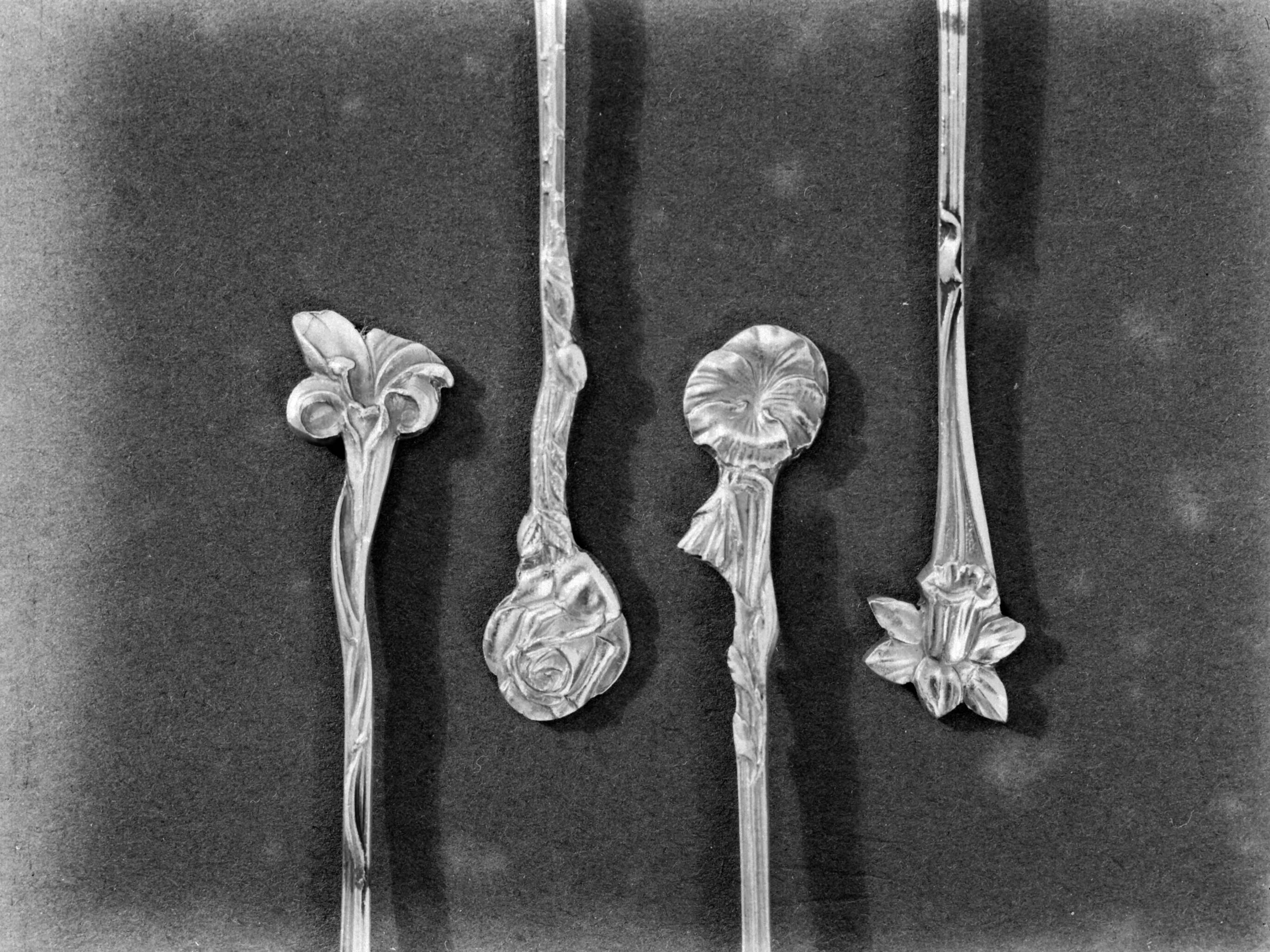 Productfoto's; zilverwerk — Lepeltjes met bloemen van de fa. Gerritsen & Van Kempen in Zeist — Foto: Poll, Willem van de. Licentie: Set B: Rechtenvrij / Publiek Domein. Bron: Nationaal Archief. http://hdl.handle.net/10648/ae9e53e8-d0b4-102d-bcf8-003048976d84