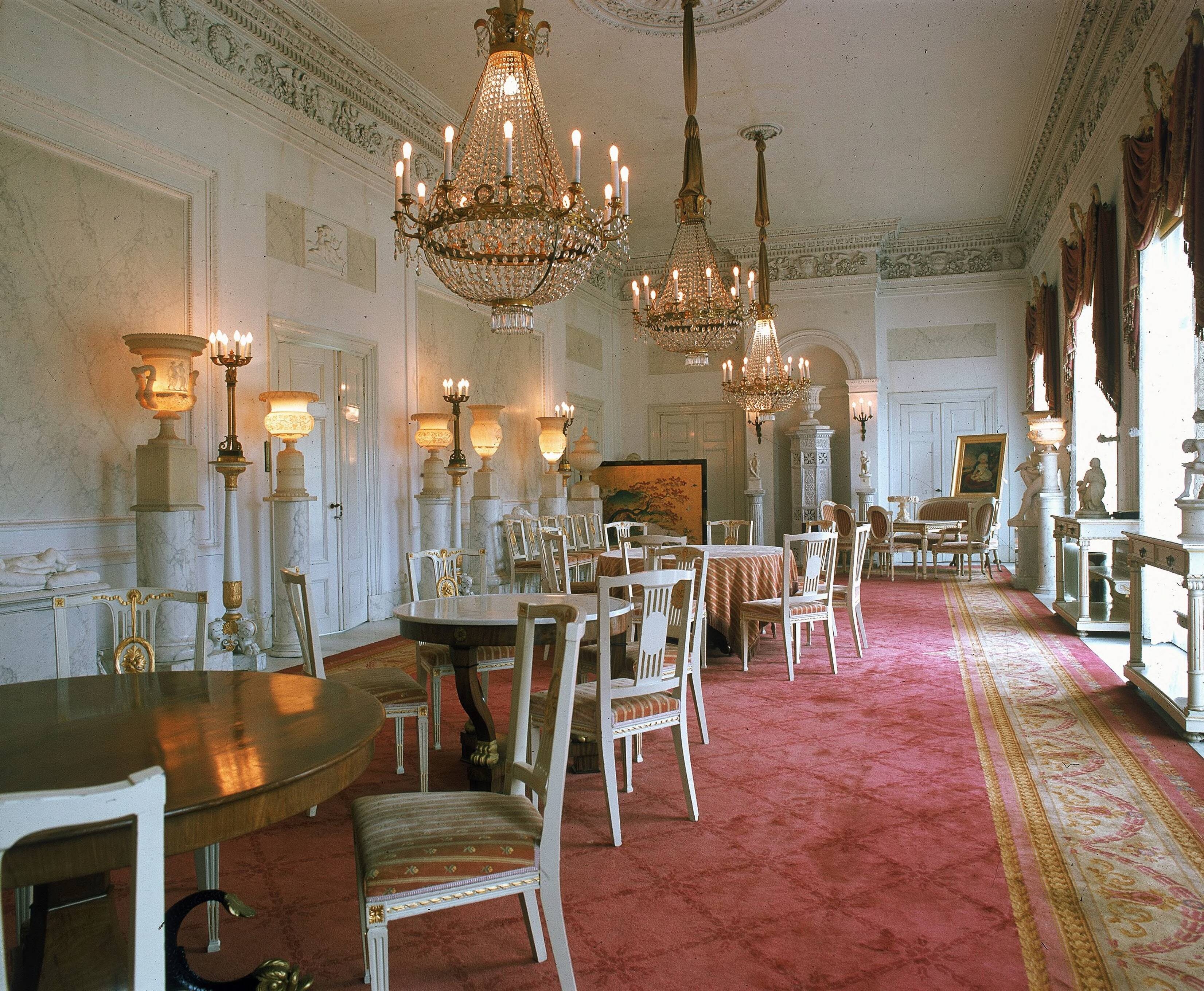 Fotocollectie RVD / Koninklijk Huis — Interieur paleis Soestdijk. Witte eetzaal — Foto: Mastenbroek, Cees / RVD. Licentie: Set B: Rechtenvrij / Publiek Domein. Bron: Nationaal Archief. http://hdl.handle.net/10648/afb1f4ba-d0b4-102d-bcf8-003048976d84