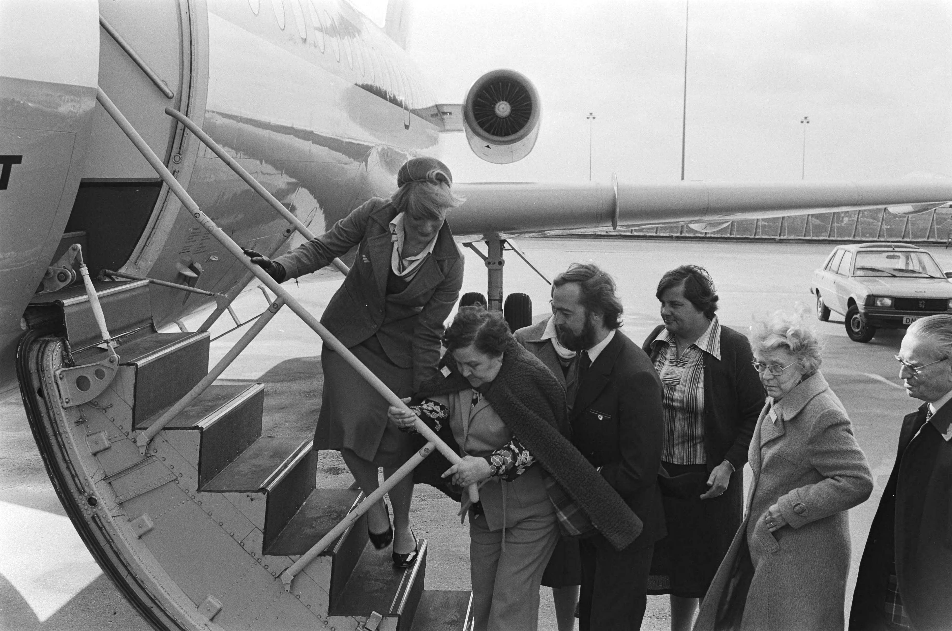 Fotocollectie Anefo — Vertrek reumapatienten van Schiphol voor vakantie naar Oostenrijk; Max Tailleur wenst vakantiegangers aan boor van vliegtuig goede reis — Foto: Suyk, Koen / Anefo. Licentie: Set B: Rechtenvrij / Publiek Domein. Bron: Nationaal Archief. http://hdl.handle.net/10648/acde9324-d0b4-102d-bcf8-003048976d84