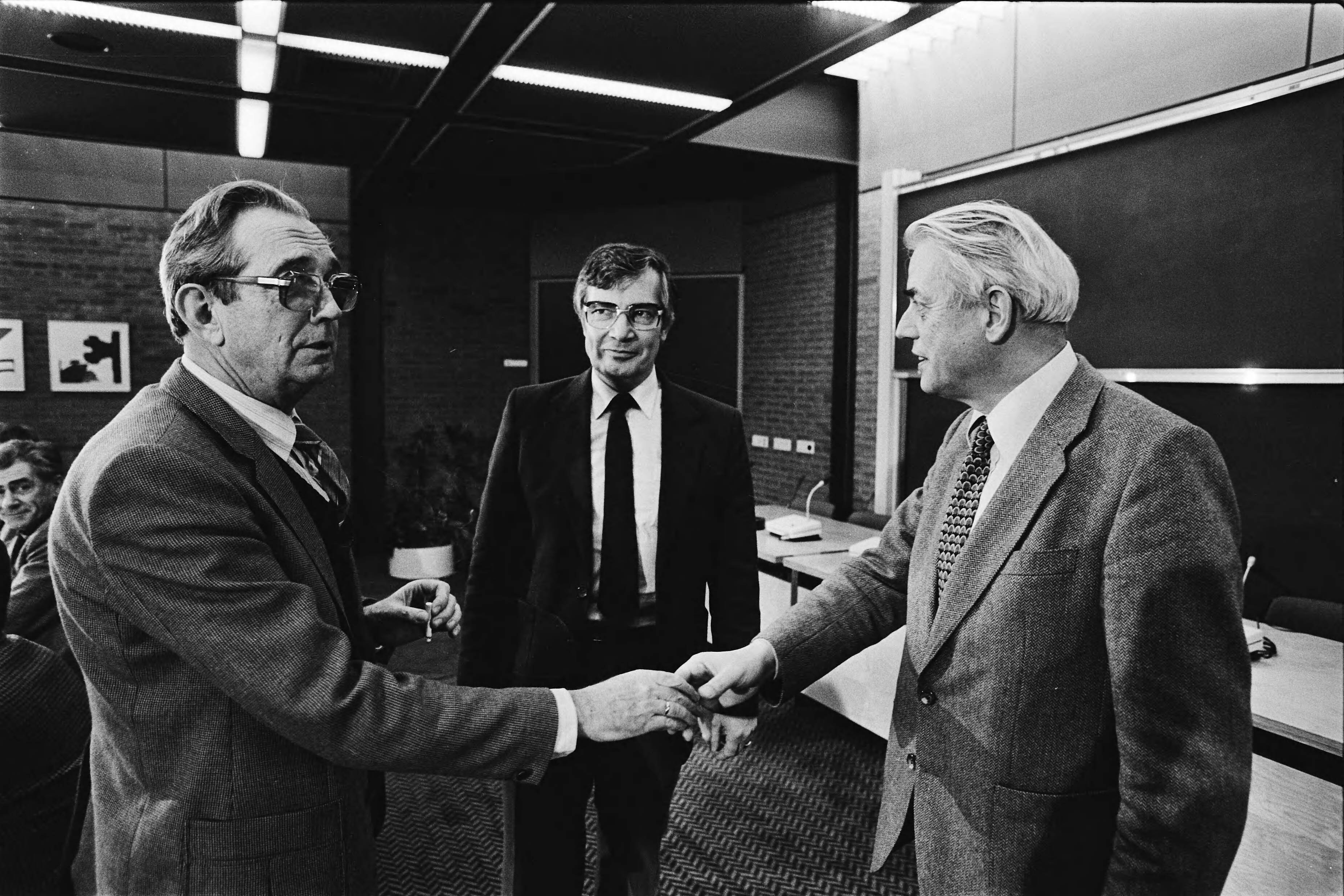 Fotocollectie Anefo — Overleg Metaal CAO in FME gebouw te Zoetermeer; FME voorzitter ter Hart begroet CNV vert. Nieuwland, Rijkse (woordv. ind. FNV) — Foto: Suyk, Koen / Anefo. Licentie: Set B: Rechtenvrij / Publiek Domein. Bron: Nationaal Archief. http://hdl.handle.net/10648/acda52dc-d0b4-102d-bcf8-003048976d84