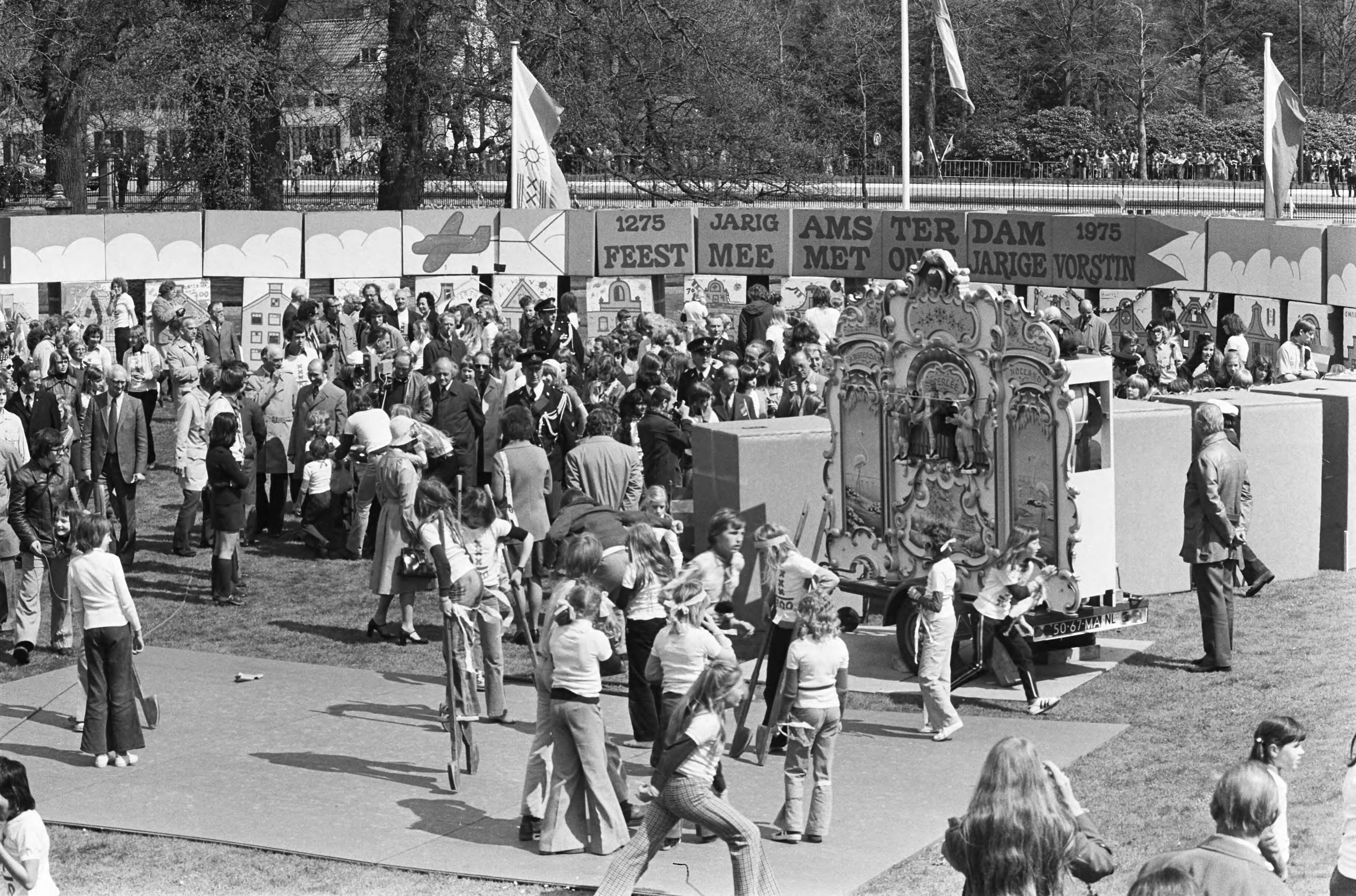 Defilé Paleis Soestdijk — Defilédeelnemers uit Amsterdam — Foto: Verhoeff, Bert / Anefo. Licentie: Set B: Rechtenvrij / Publiek Domein. Bron: Nationaal Archief. http://hdl.handle.net/10648/ac67a94e-d0b4-102d-bcf8-003048976d84