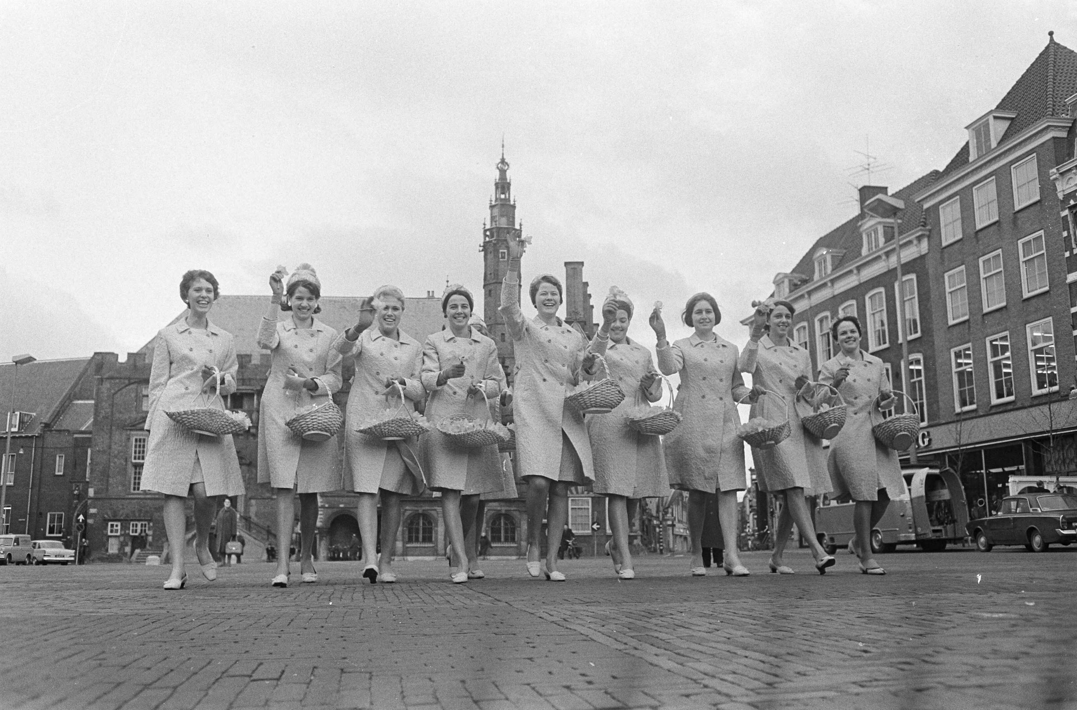 Fotocollectie Anefo — Haarlemse bloemenmeisjes, hier op de Grote Markt te Haarl em — Foto: Koch, Eric / Anefo. Licentie: Set B: Rechtenvrij / Publiek Domein. Bron: Nationaal Archief. http://hdl.handle.net/10648/ab11e4e2-d0b4-102d-bcf8-003048976d84