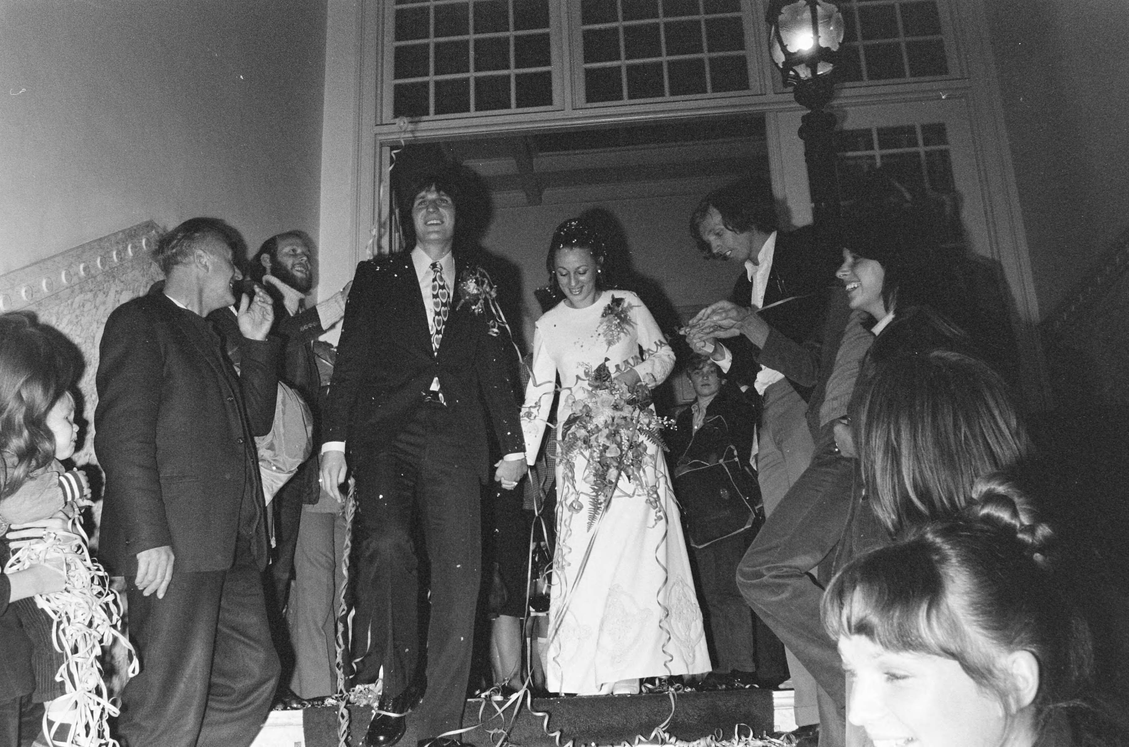 Fotocollectie Anefo — Voetballer Lex Schoenmaker trouwt met Corrie van Gerven op stadhuis Den Haag — Foto: Peters, Hans / Anefo. Licentie: Set B: Rechtenvrij / Publiek Domein. Bron: Nationaal Archief. http://hdl.handle.net/10648/abd1eecc-d0b4-102d-bcf8-003048976d84