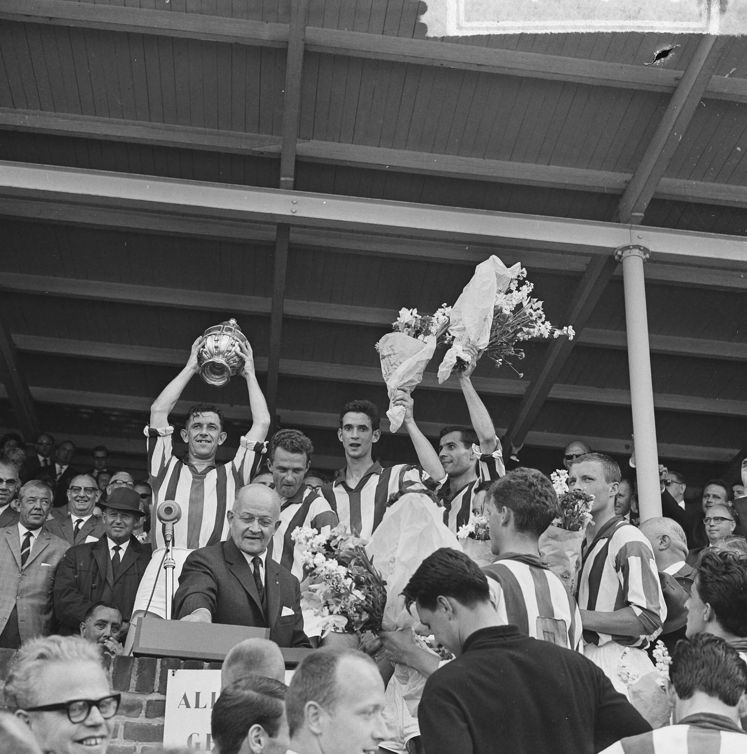 Fotocollectie Anefo — Voetbal. Willem II Bekerwinnaar door ADO met 3-0 te verslaan. KNVB voorzitter Schoeder overhandigt aanvoerder Brooymans de beker — Foto: Nijs, Jac. de / Anefo. Licentie: Set B: Rechtenvrij / Publiek Domein. Bron: Nationaal Archief. http://hdl.handle.net/10648/aa3bff30-d0b4-102d-bcf8-003048976d84