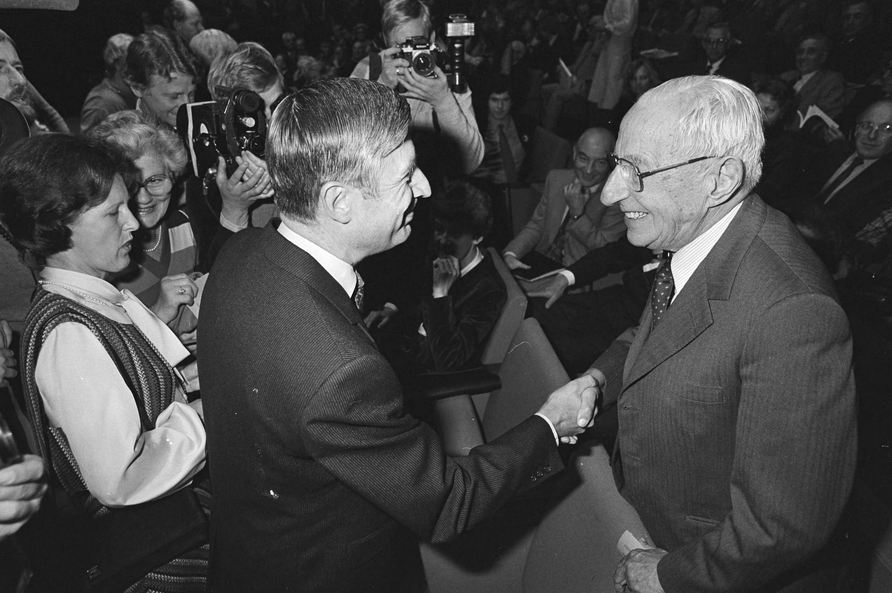 Fotocollectie Anefo — Fusie congres CDA in Den Haag , Van Agt (l) ontmoet ex Premier De Quay — Foto: Antonisse, Marcel / Anefo. Licentie: Set B: Rechtenvrij / Publiek Domein. Bron: Nationaal Archief. http://hdl.handle.net/10648/acea8e18-d0b4-102d-bcf8-003048976d84