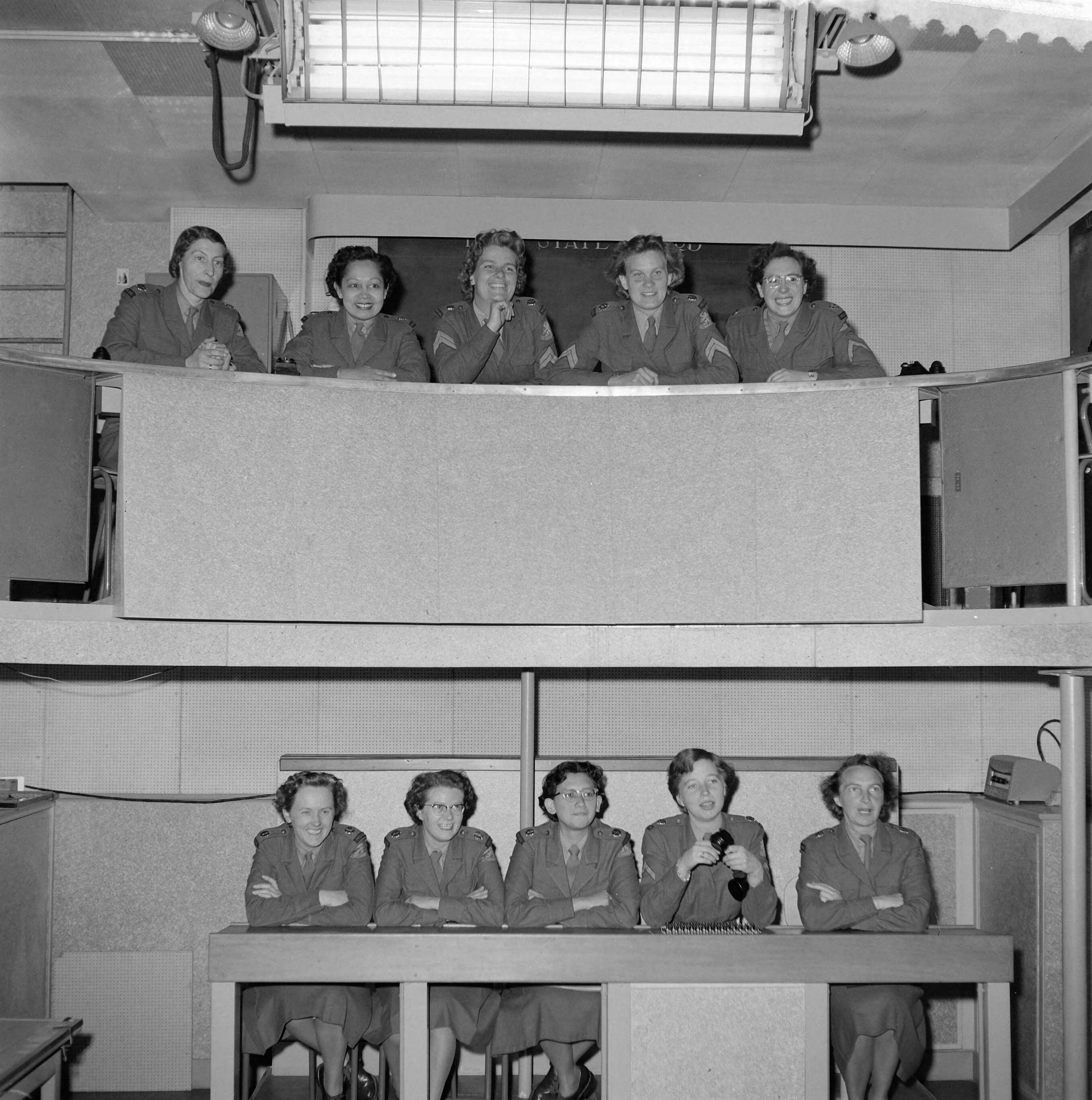 Fotocollectie Anefo — Reserve Milva in Den Haag. Opleiding in commandocentrale Luchtdoelartillerie — Foto: Behrens, Herbert F. / Anefo. Licentie: Set B: Rechtenvrij / Publiek Domein. Bron: Nationaal Archief. http://hdl.handle.net/10648/a95f346a-d0b4-102d-bcf8-003048976d84