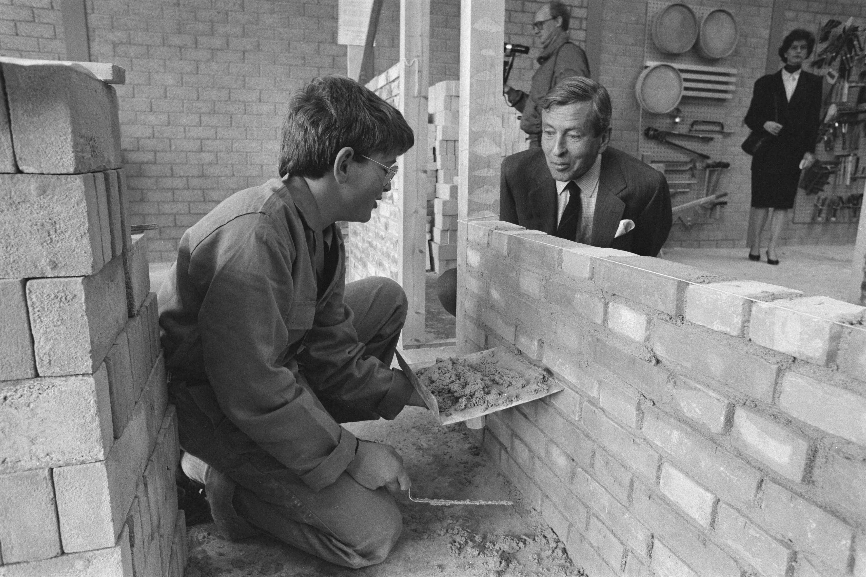 Fotocollectie Anefo — Claus opent nieuwbouw scholengemeenschap "Willem van Oranje" in Zoetermeer; Prins Claus bekijkt metselwerk — Foto: Bogaerts, Rob / Anefo. Licentie: Set B: Rechtenvrij / Publiek Domein. Bron: Nationaal Archief. http://hdl.handle.net/10648/ad6526e6-d0b4-102d-bcf8-003048976d84