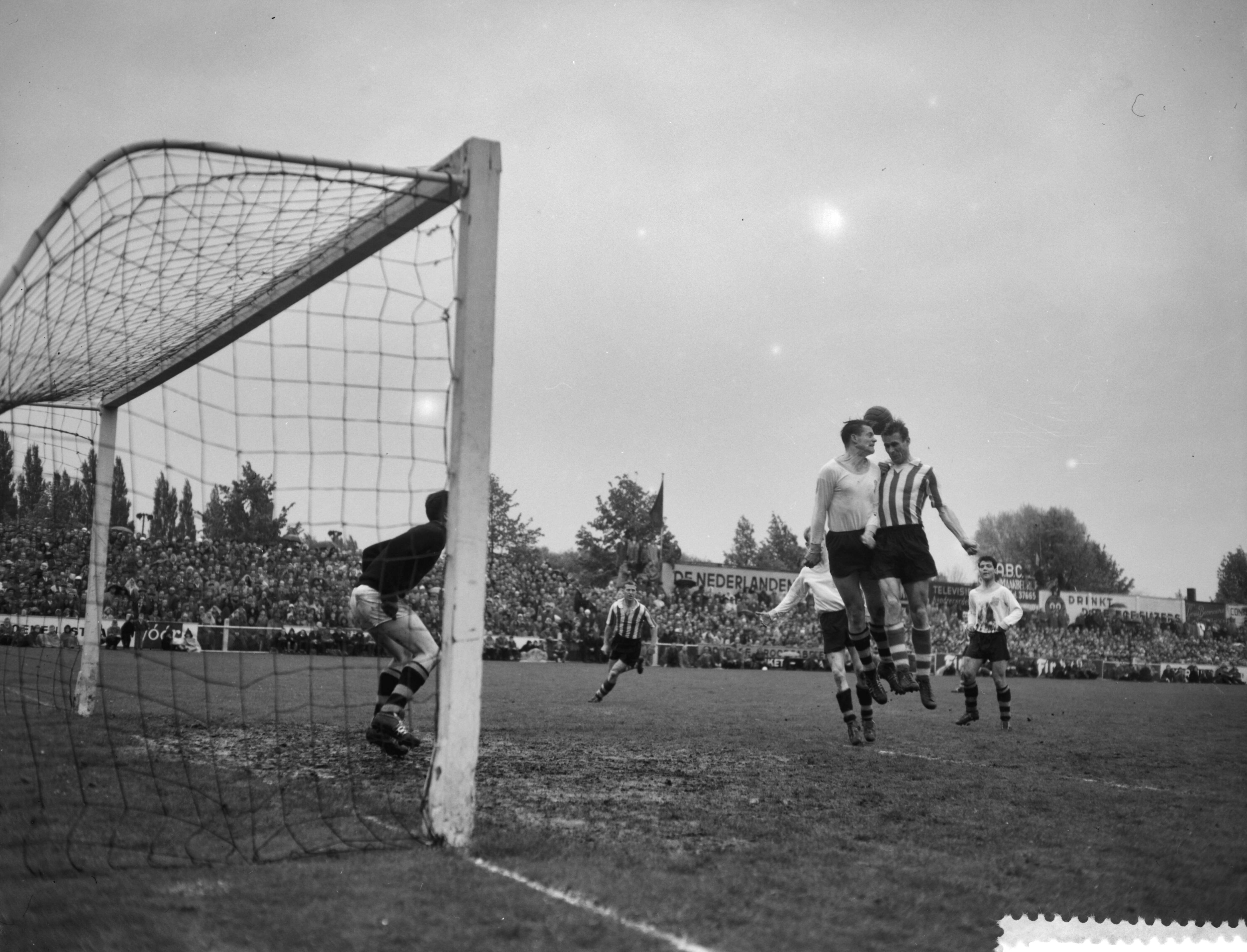 Fotocollectie Anefo — Voetbal. NAC tegen Sparta 0-3. Spelmoment voor het Sparta-doel. Kopduel tussen Sparta stopper Janie Schilder en een NAC-aanvaller — Foto: Rossem, Wim van / Anefo. Licentie: Set B: Rechtenvrij / Publiek Domein. Bron: Nationaal Archief. http://hdl.handle.net/10648/a992852c-d0b4-102d-bcf8-003048976d84
