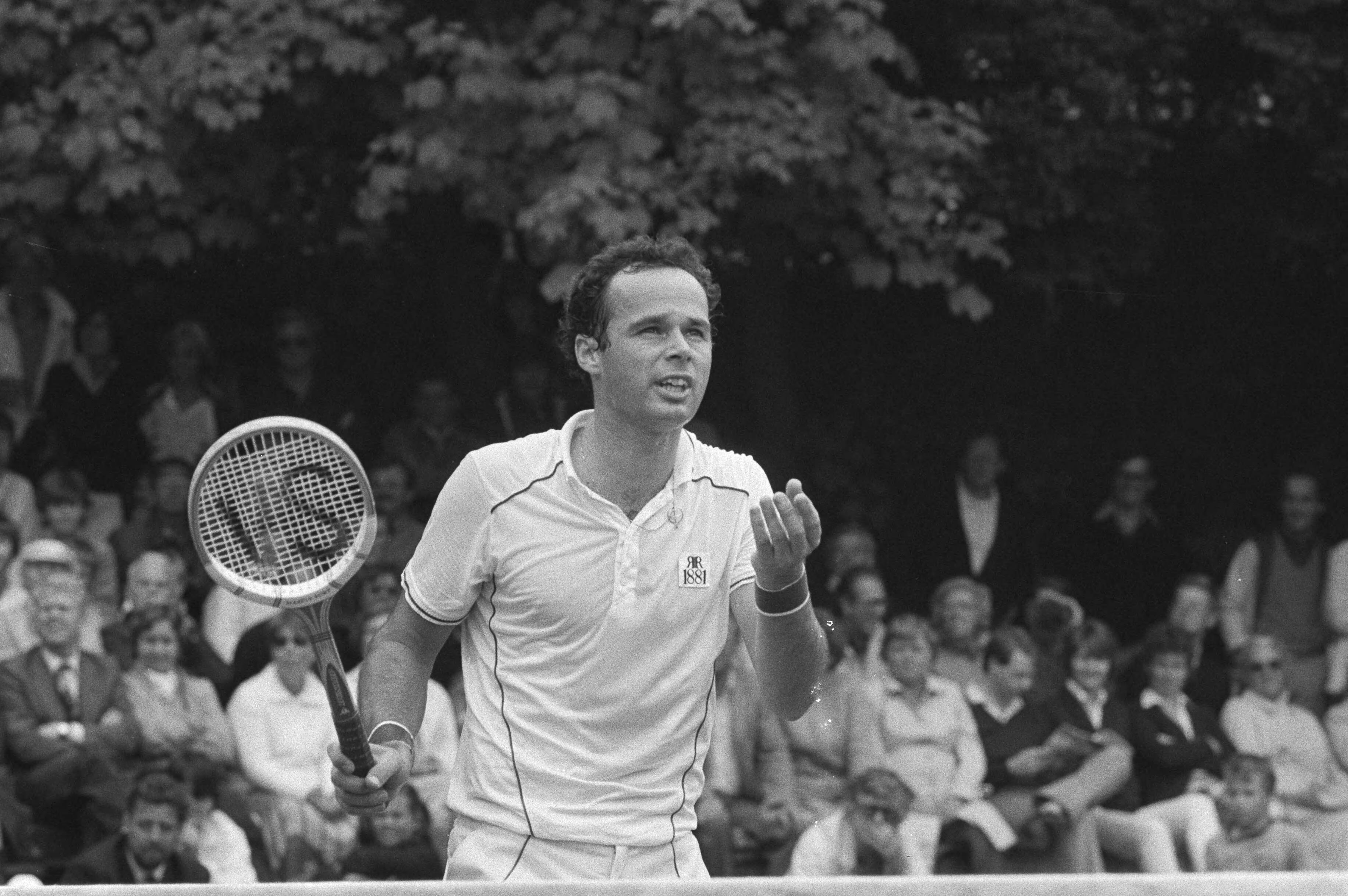 Fotocollectie Anefo — Tennis finale heren enkel; Gunthardt tegen Taroczy Melkhuisje Hilversum; Taroczy in discussie met scheidsrechter — Foto: Bogaerts, Rob / Anefo. Licentie: Set B: Rechtenvrij / Publiek Domein. Bron: Nationaal Archief. http://hdl.handle.net/10648/ad009578-d0b4-102d-bcf8-003048976d84