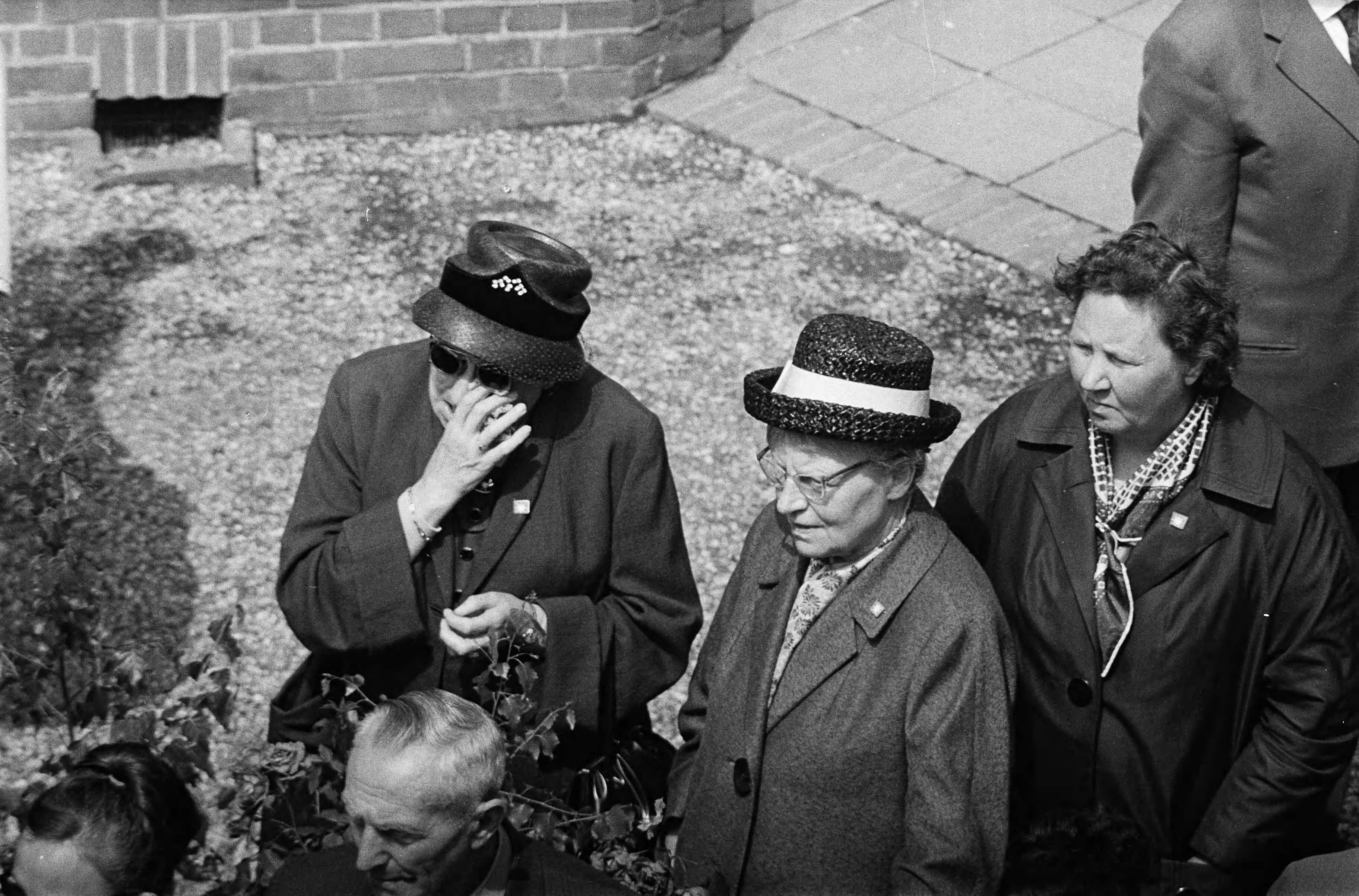 Fotocollectie Anefo — De jaarlijkse St. Jans Processie in Laren begonnen, twee bejaarde vrouwen konden hun emotie niet bedwingen — Foto: Broers, F.N. / Anefo. Licentie: Set B: Rechtenvrij / Publiek Domein. Bron: Nationaal Archief. http://hdl.handle.net/10648/aa6e2032-d0b4-102d-bcf8-003048976d84