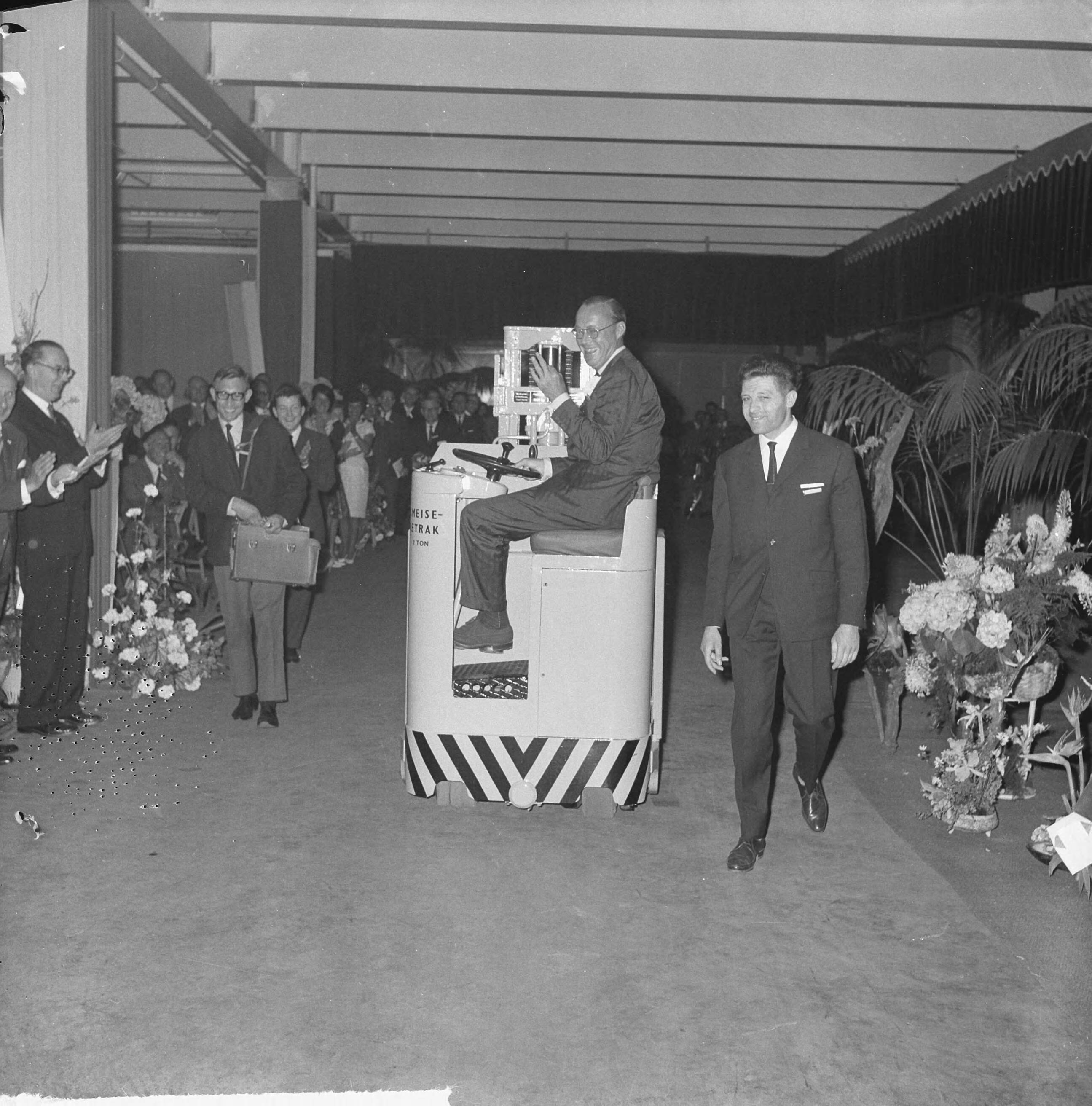 Fotocollectie Anefo — Prins Bernhard opende te Maastricht een nieuwe fabriek van de Koninklijke Nederlandse Papierfabriek met heftruck — Foto: Nijs, Jac. de / Anefo. Licentie: Set B: Rechtenvrij / Publiek Domein. Bron: Nationaal Archief. http://hdl.handle.net/10648/aa39aa5a-d0b4-102d-bcf8-003048976d84