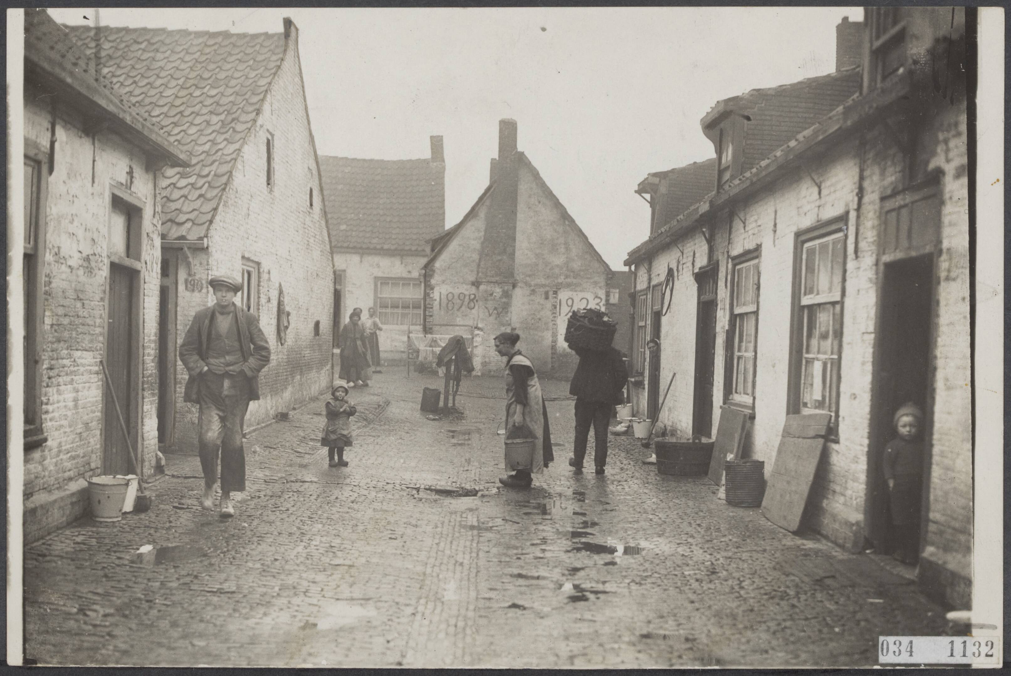 Fotocollectie Elsevier Binnenland — Vredehofje te Scheveningen (bijgenaamd "Bloedpoort") — Foto: Fotopersbureau "Holland". Licentie: Set B: Rechtenvrij / Publiek Domein. Bron: Nationaal Archief. http://hdl.handle.net/10648/ade932ce-d0b4-102d-bcf8-003048976d84