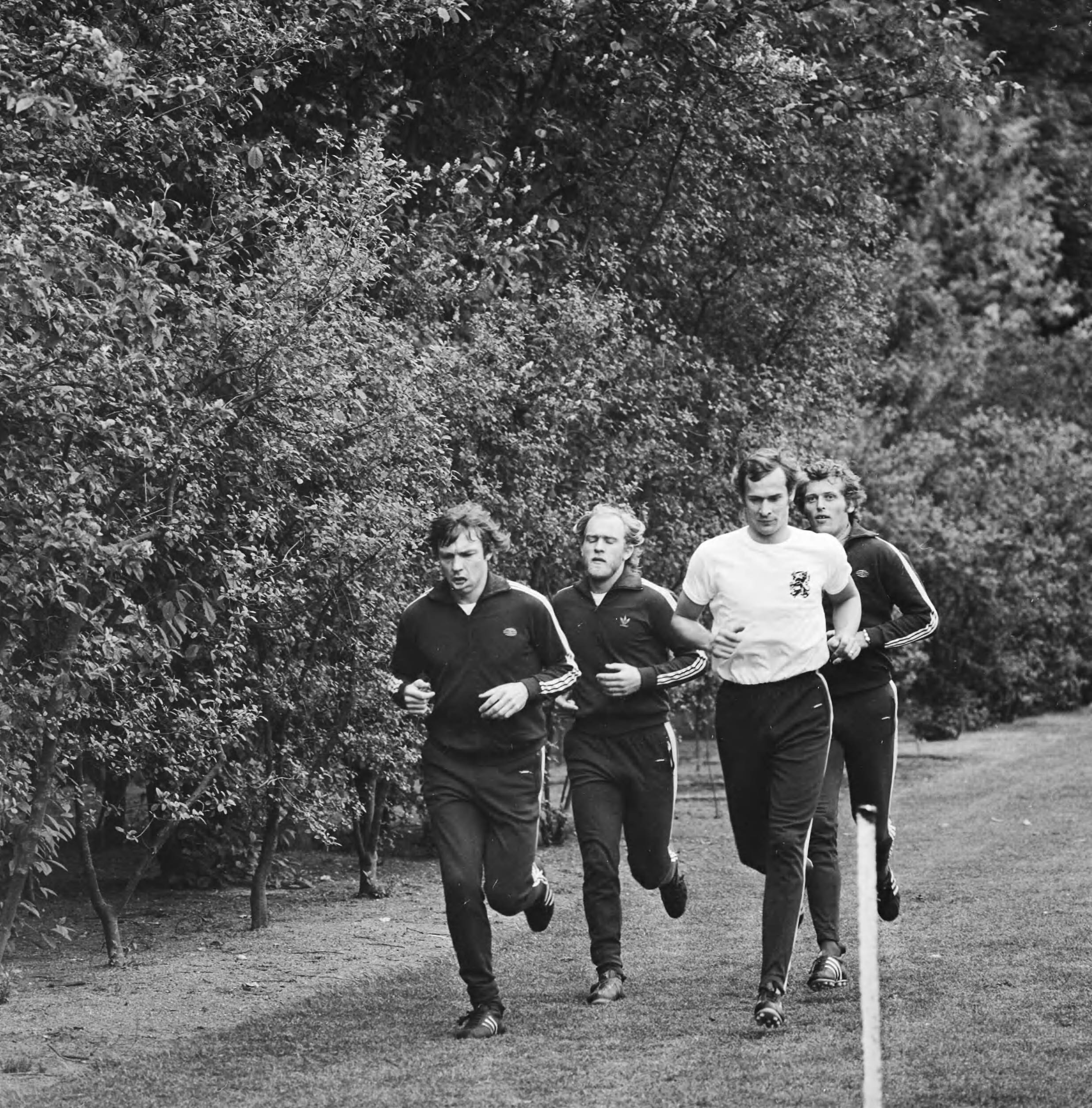 Fotocollectie Anefo — Kernploeg Nederlands elftal bijeen in Zeist in KNVB sportcentrum; training Nederlands elftal — Foto: Mieremet, Rob / Anefo. Licentie: Set B: Rechtenvrij / Publiek Domein. Bron: Nationaal Archief. http://hdl.handle.net/10648/ac4b9bb4-d0b4-102d-bcf8-003048976d84