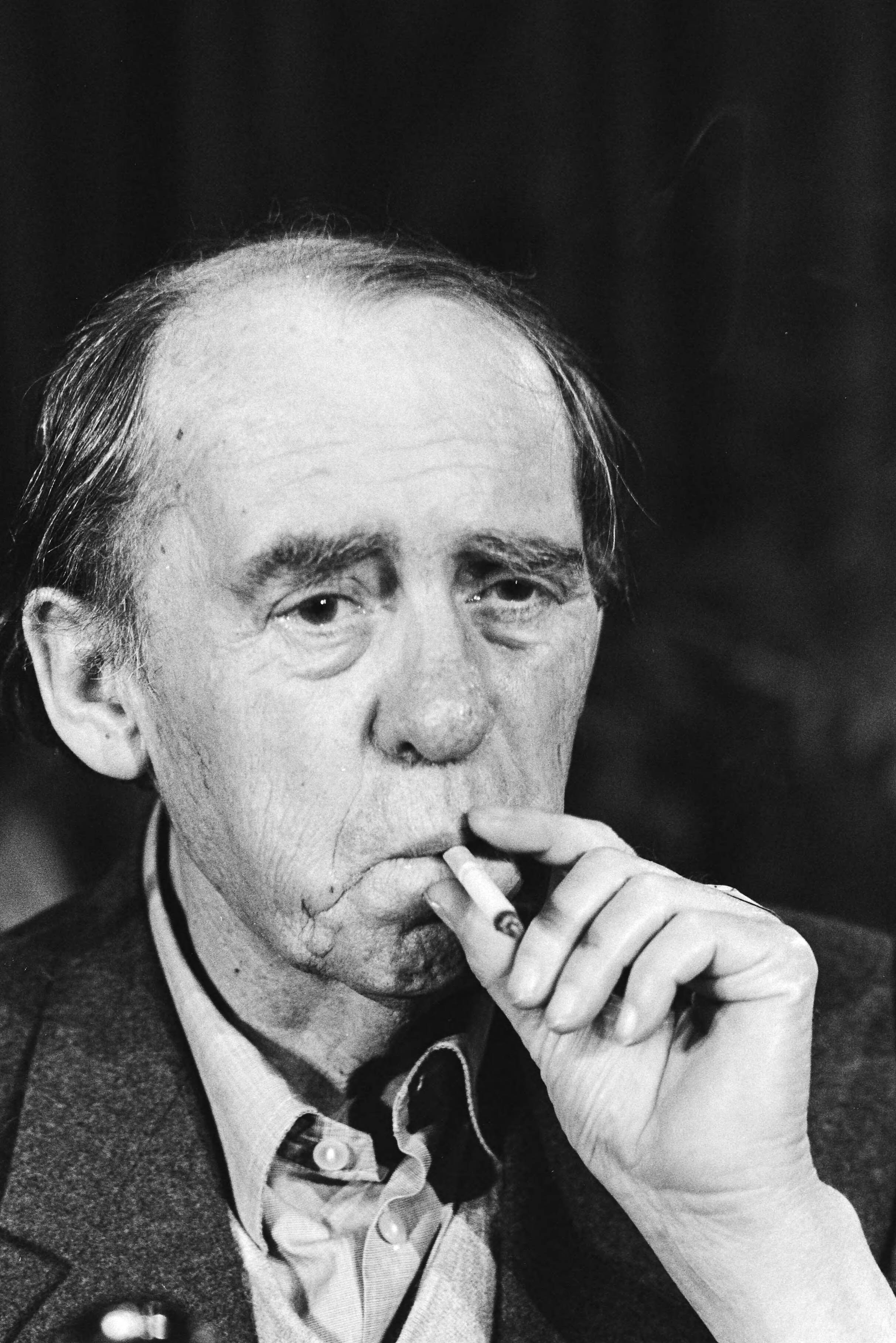 Duitse schrijver Heinrich Böll geeft een persconferentie in Heerlen — Limburg|Heerlen|persconferenties |schrijvers |portretten|Böll, Heinrich — Foto: Antonisse, Marcel / Anefo. Licentie: Set B: Rechtenvrij / Publiek Domein. Bron: Nationaal Archief. http://hdl.handle.net/10648/ad278f70-d0b4-102d-bcf8-003048976d84