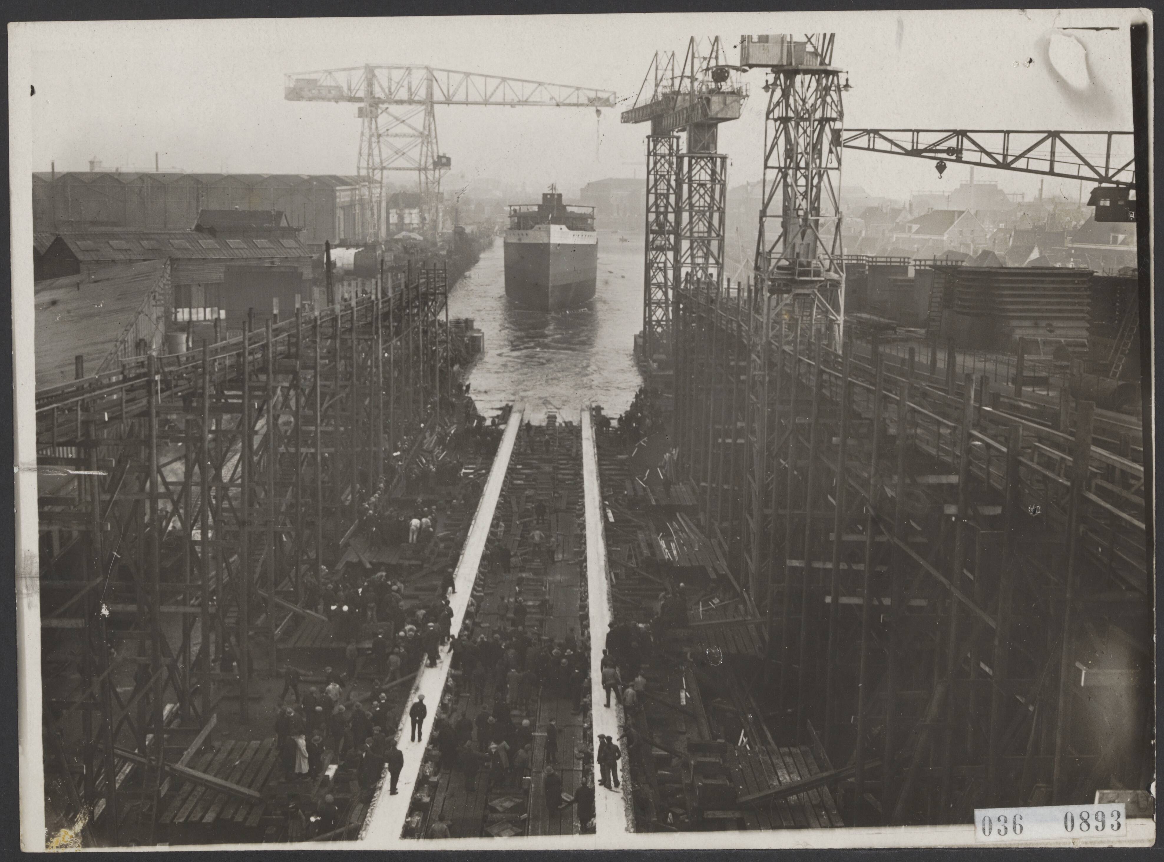 Fotocollectie Elsevier Binnenland — Tewaterlating van het s.s. "Edam" te Vlissingen — Foto: N.V. Vereenigde Fotobureaux. Licentie: Set B: Rechtenvrij / Publiek Domein. Bron: Nationaal Archief. http://hdl.handle.net/10648/aded2898-d0b4-102d-bcf8-003048976d84