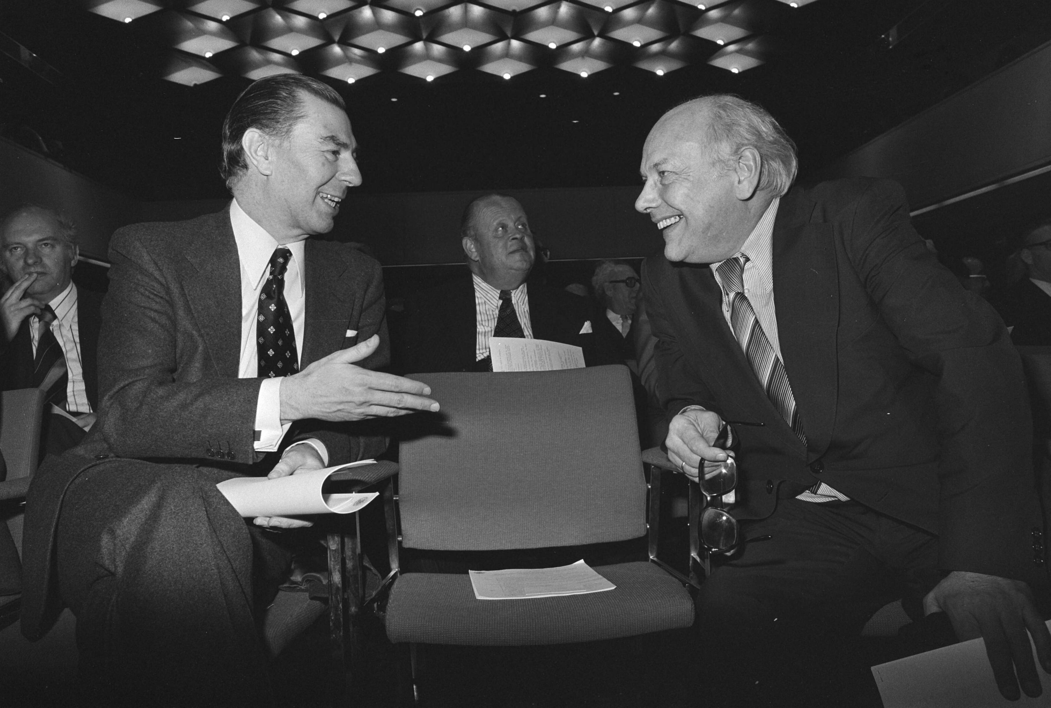 Fotocollectie Anefo — Belgische premier Tindemans op bijeenkomst Nederlandse Kamer van Koophandel voor Belgie en Luxemburg in Den Haag ; Tindemans (l.) en Den Uyl / — Foto: Mieremet, Rob / Anefo. Licentie: Set B: Rechtenvrij / Publiek Domein. Bron: Nationaal Archief. http://hdl.handle.net/10648/ac7fcfa6-d0b4-102d-bcf8-003048976d84