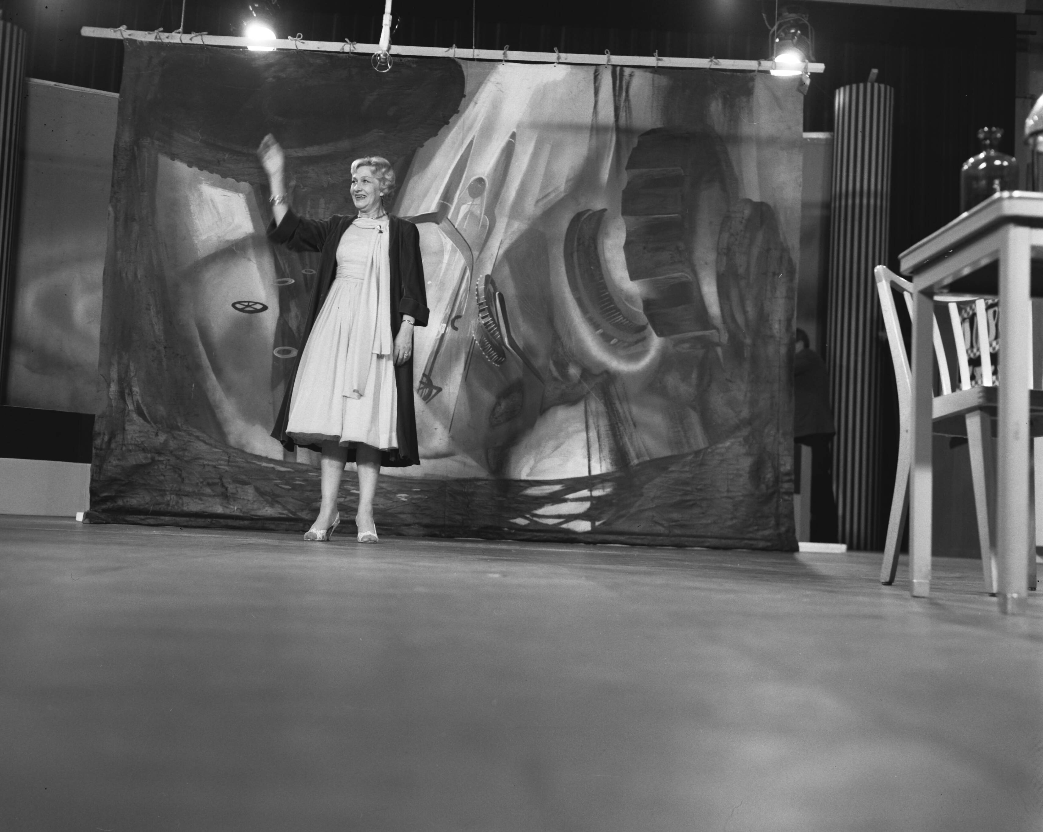 Fotocollectie Anefo — Zangeres Dora Paulsen treedt op voor de televisie in het Singermuseum te Laren — Foto: Behrens, Herbert F. / Anefo. Licentie: Set B: Rechtenvrij / Publiek Domein. Bron: Nationaal Archief. http://hdl.handle.net/10648/a98c8212-d0b4-102d-bcf8-003048976d84