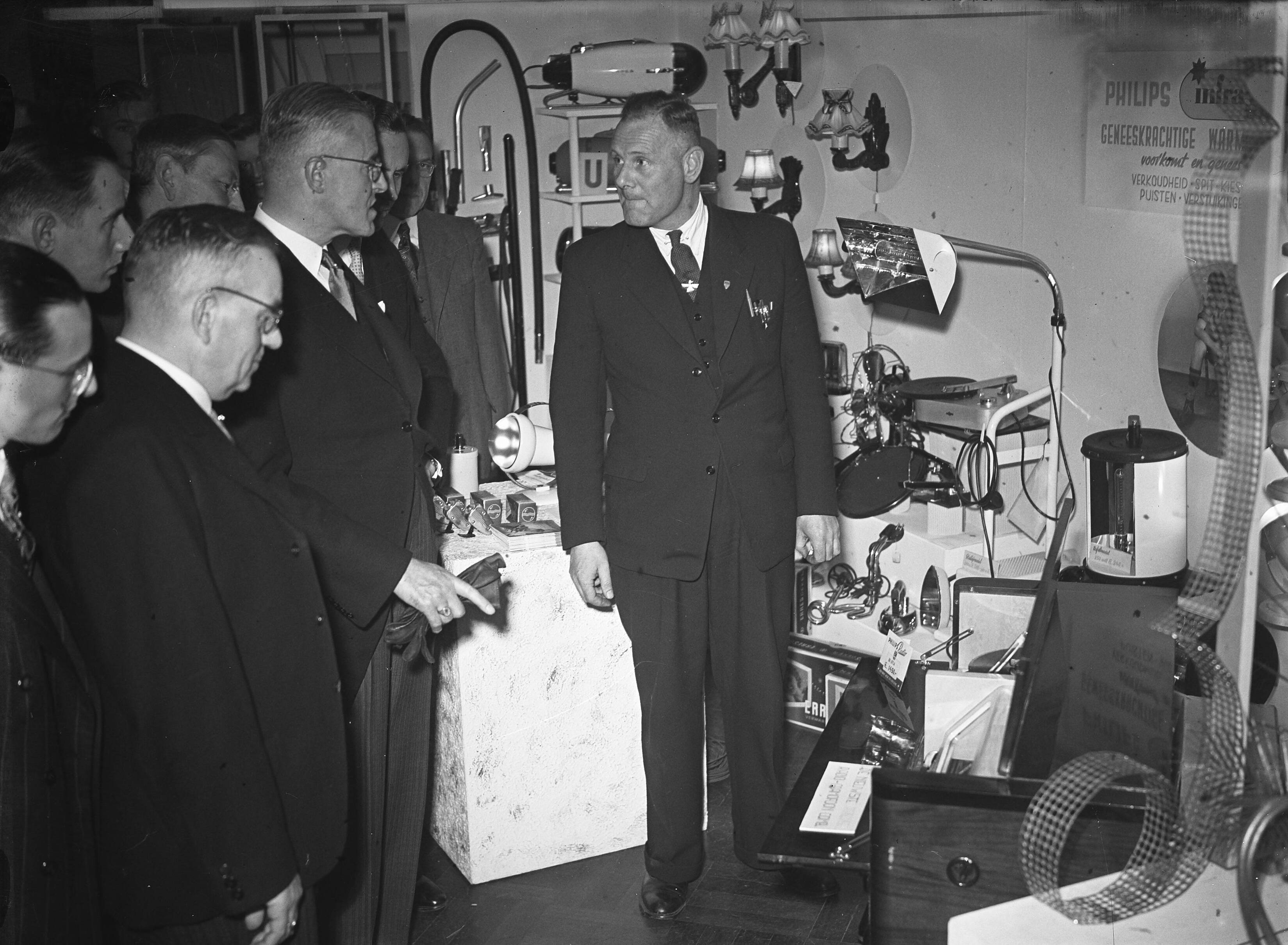 Fotocollectie Anefo — Opening tentoonstelling "Milenta" te Hilversum door burgemeester J.A.G.M. van Hellenberg Hubar — Foto: Oorschot, […] van / Anefo. Licentie: Set B: Rechtenvrij / Publiek Domein. Bron: Nationaal Archief. http://hdl.handle.net/10648/a8b734e0-d0b4-102d-bcf8-003048976d84