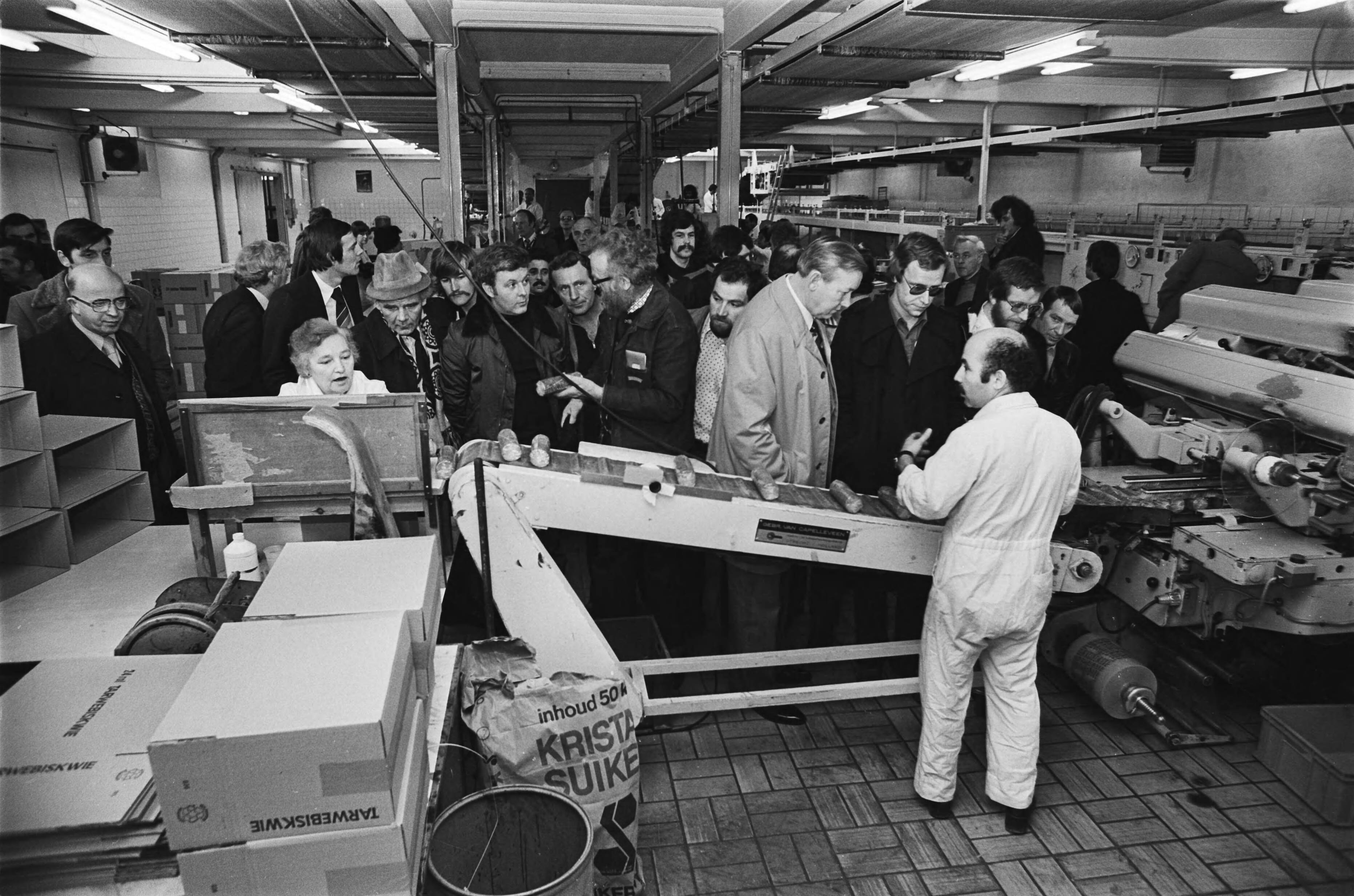 Fotocollectie Anefo — Bezetting KSH bedrijven; werknemers KSH Koog aan de Zaan bij bedrijf — Foto: Suyk, Koen / Anefo. Licentie: Set B: Rechtenvrij / Publiek Domein. Bron: Nationaal Archief. http://hdl.handle.net/10648/acadea26-d0b4-102d-bcf8-003048976d84
