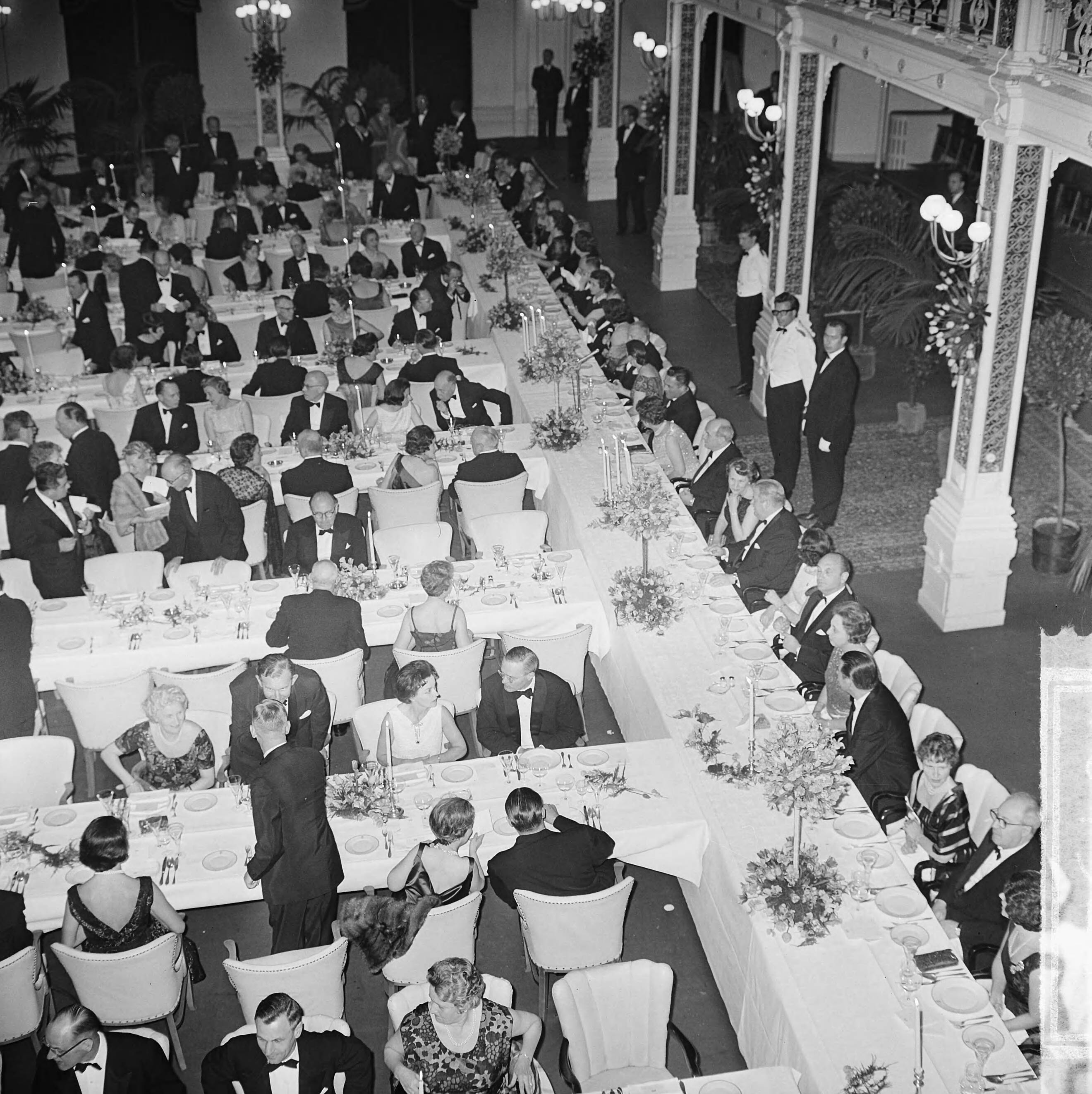Fotocollectie Anefo — Regeringsdiner voor NATO conferentie in het Kurhaus te Scheveningen, overzicht dinerzaal — Foto: Koch, Eric / Anefo. Licentie: Set B: Rechtenvrij / Publiek Domein. Bron: Nationaal Archief. http://hdl.handle.net/10648/aa6914de-d0b4-102d-bcf8-003048976d84
