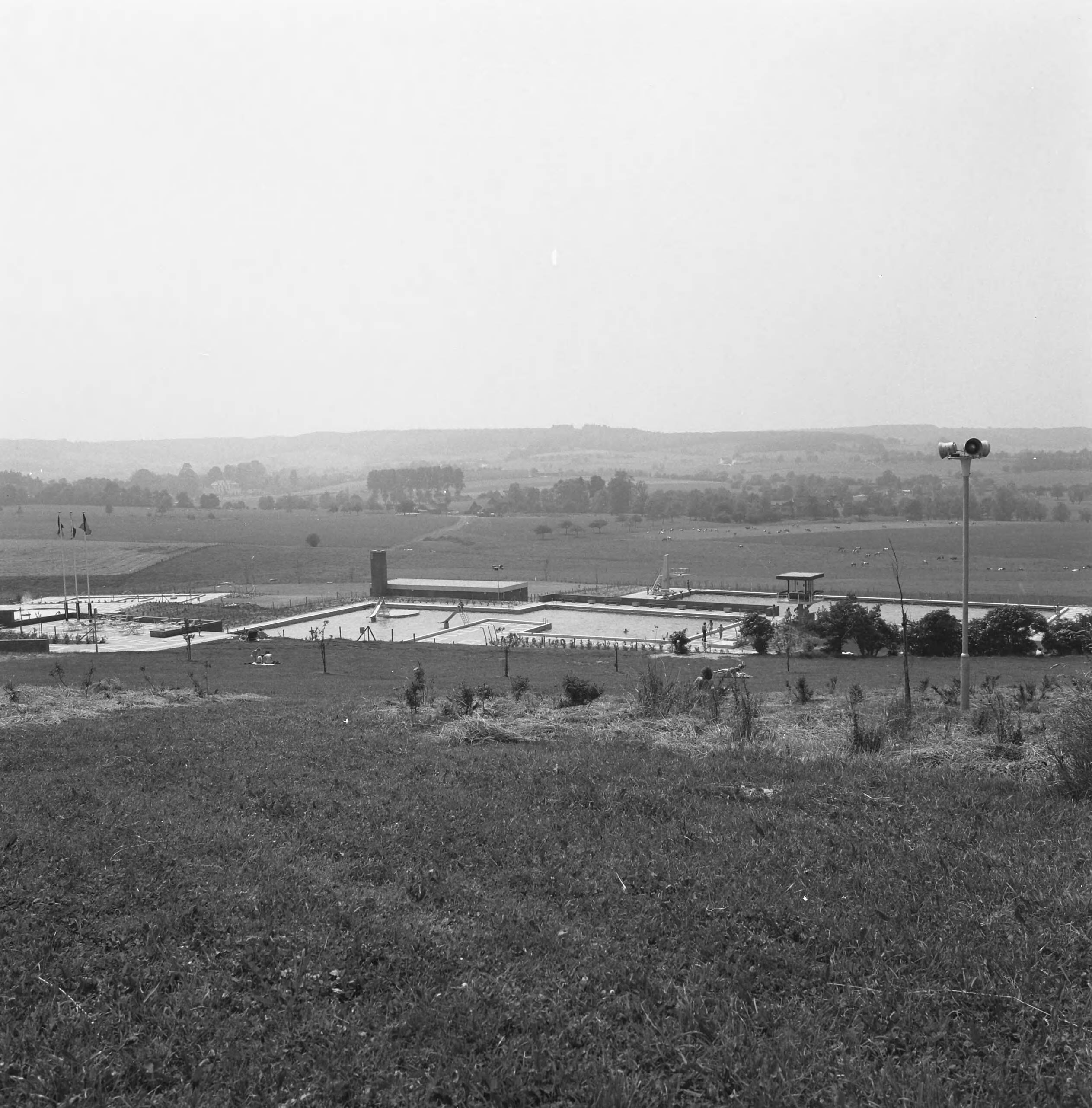 Fotocollectie Nederlandse Heidemaatschappij — Openlucht zwembad te Vaals. Ontwerp A.A. — Foto: Fotograaf Onbekend / Heidemij. Licentie: Set B: Rechtenvrij / Publiek Domein. Bron: Nationaal Archief. http://hdl.handle.net/10648/ae83a048-d0b4-102d-bcf8-003048976d84