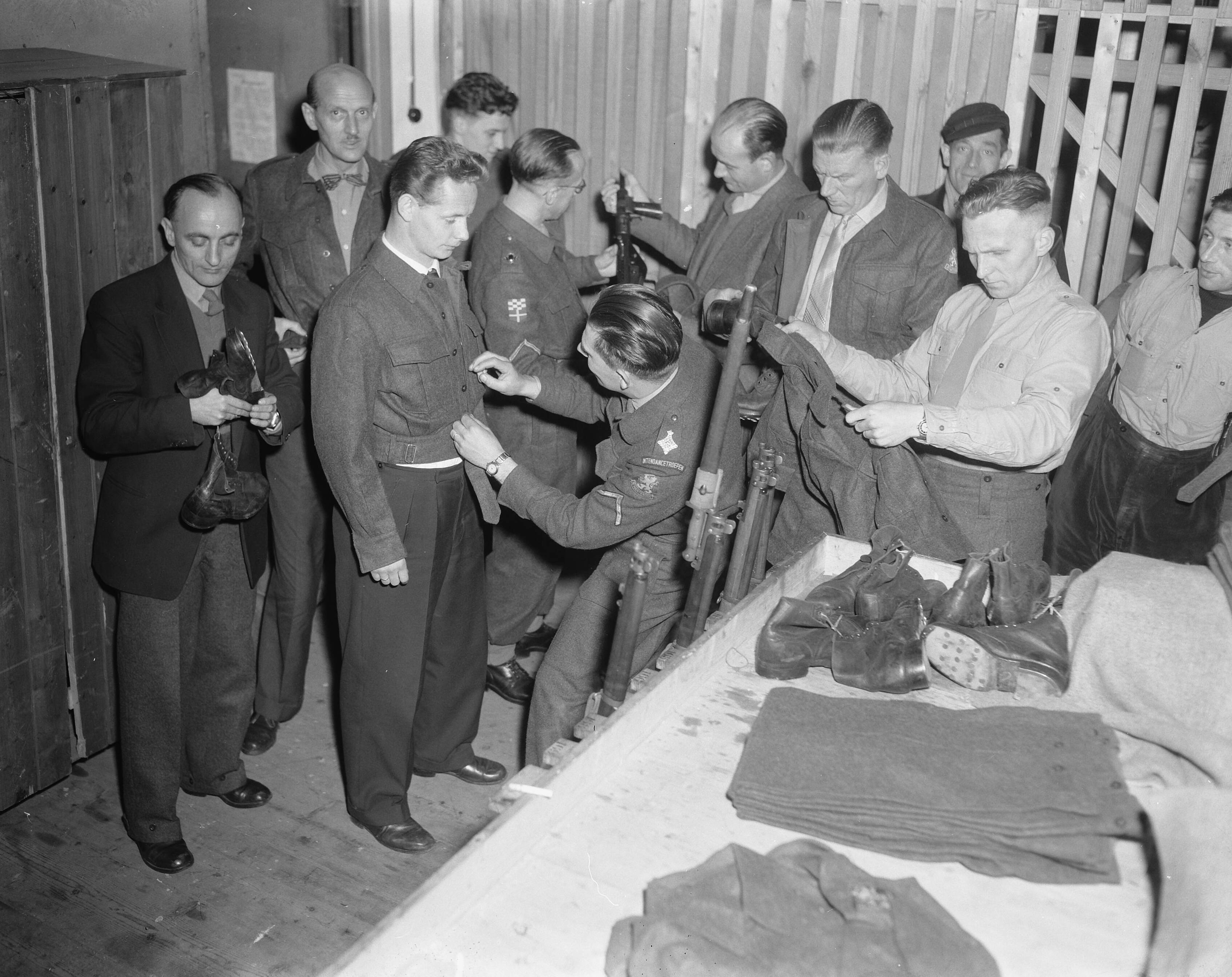 Fotocollectie Anefo — Uitreiking uitrusting Nationale Reserve in Zandvoort — Foto: Pot, Harry / Anefo. Licentie: Set B: Rechtenvrij / Publiek Domein. Bron: Nationaal Archief. http://hdl.handle.net/10648/a953a58c-d0b4-102d-bcf8-003048976d84