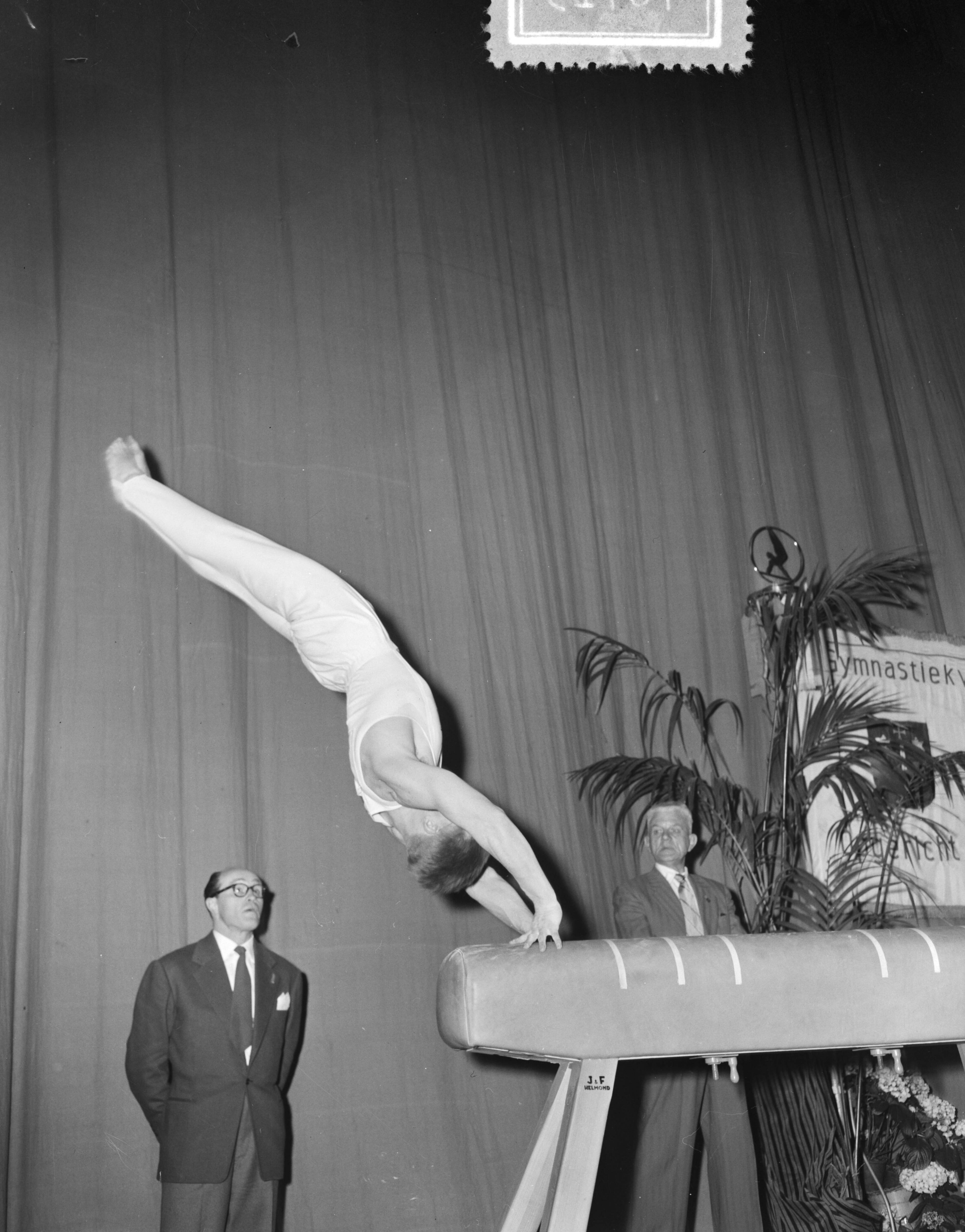 Fotocollectie Anefo — Turnen. Landenwedstrijd Nederland tegen Denemarken te Haarlem. Klaas Boot (Nederland) in actie bij paardsprong — Foto: Pot, Harry / Anefo. Licentie: Set B: Rechtenvrij / Publiek Domein. Bron: Nationaal Archief. http://hdl.handle.net/10648/a94563f0-d0b4-102d-bcf8-003048976d84