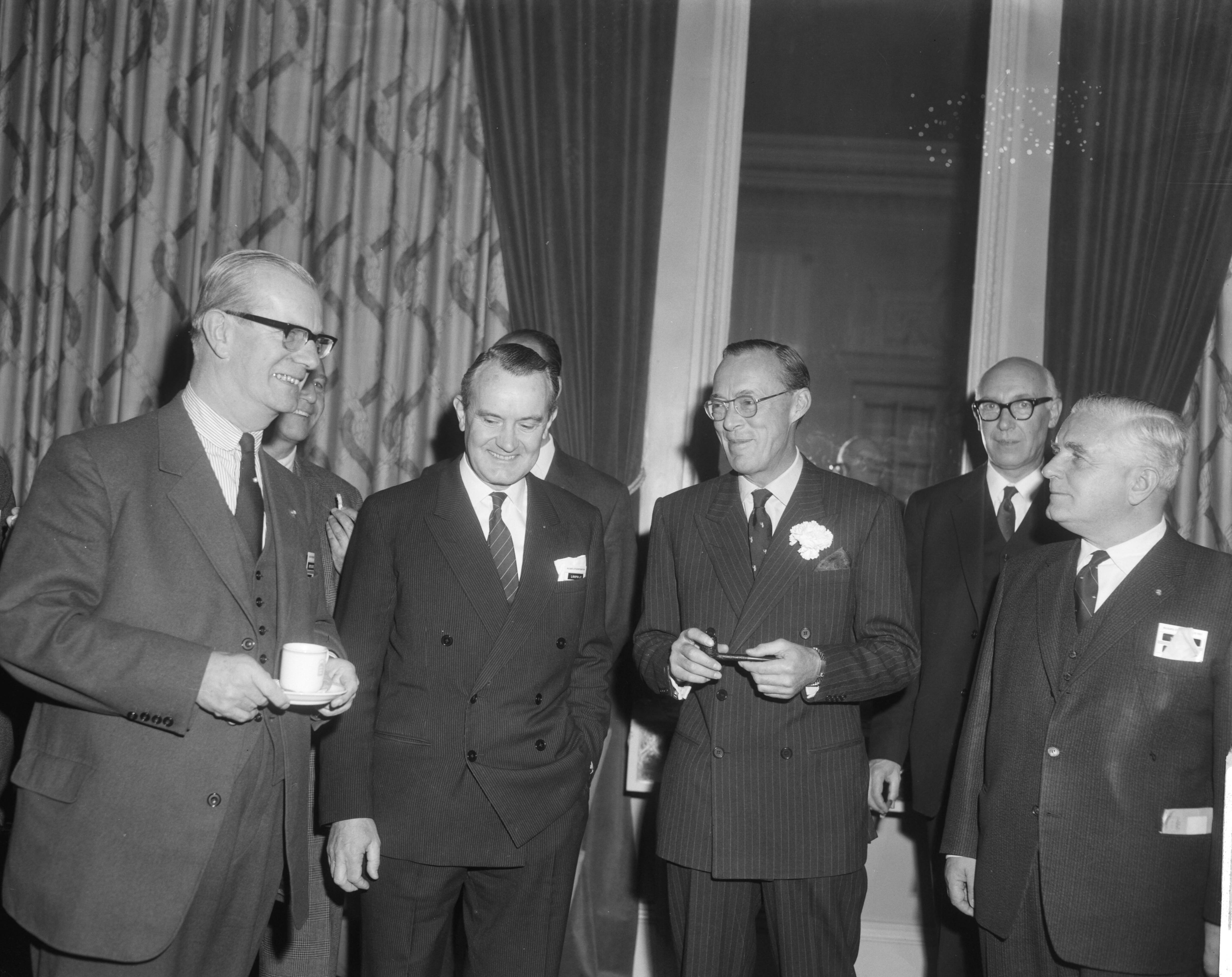 Fotocollectie Anefo — Viering van het veertigjarig bestaan van het NIVE, de Nederlandse Vereniging voor Managers, in het Kurhaus in Scheveningen, in aanwezigheid van prins Bernhard (r.) — Foto: Bilsen, Joop van / Anefo. Licentie: Set B: Rechtenvrij / Publiek Domein. Bron: Nationaal Archief. http://hdl.handle.net/10648/aad05d6a-d0b4-102d-bcf8-003048976d84