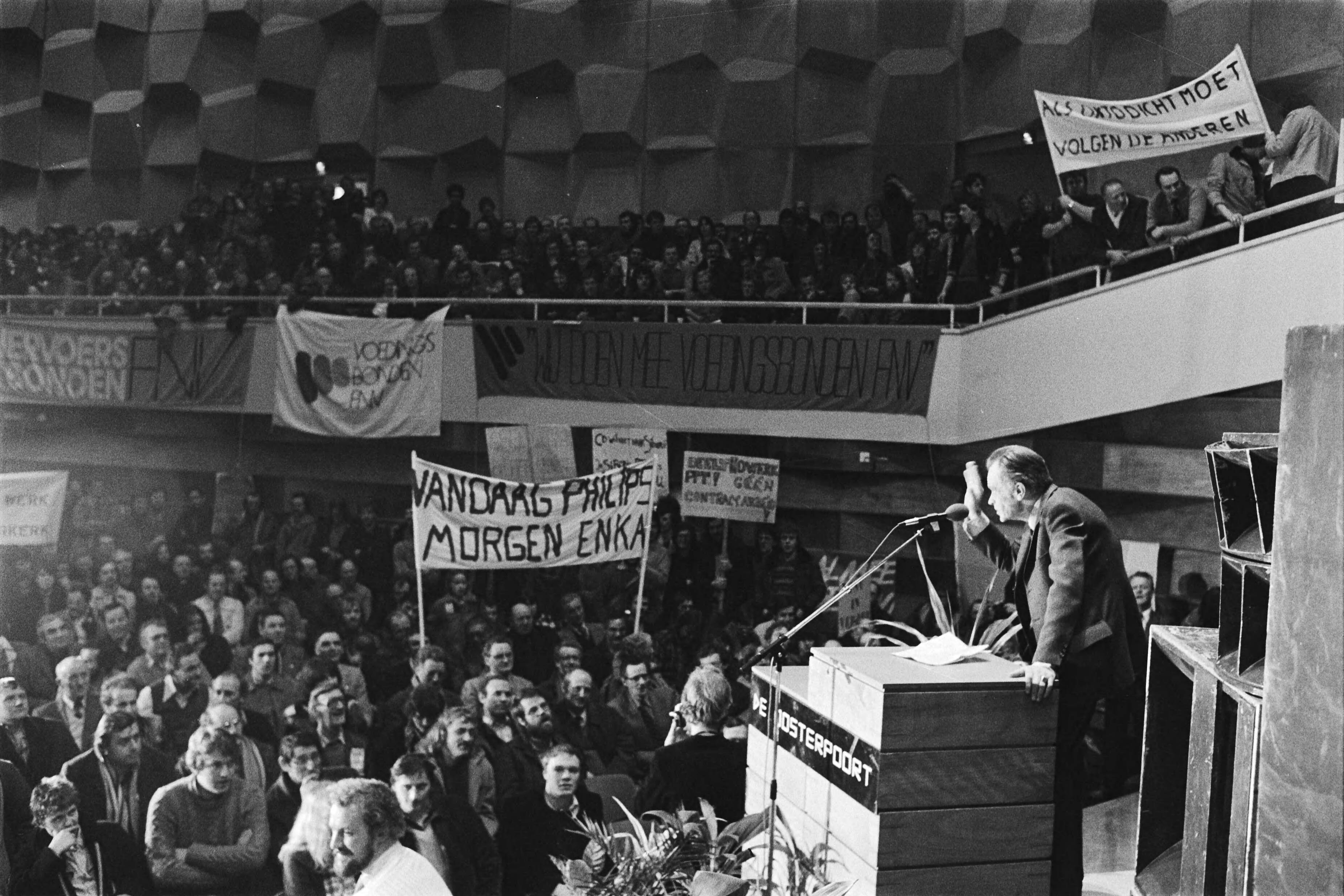 Fotocollectie Anefo — Demonstratie in Groningen voor werkgelegenheid in het Noorden des lands; overzicht van manifestatie — Foto: Suyk, Koen / Anefo. Licentie: Set B: Rechtenvrij / Publiek Domein. Bron: Nationaal Archief. http://hdl.handle.net/10648/acd9b8a4-d0b4-102d-bcf8-003048976d84