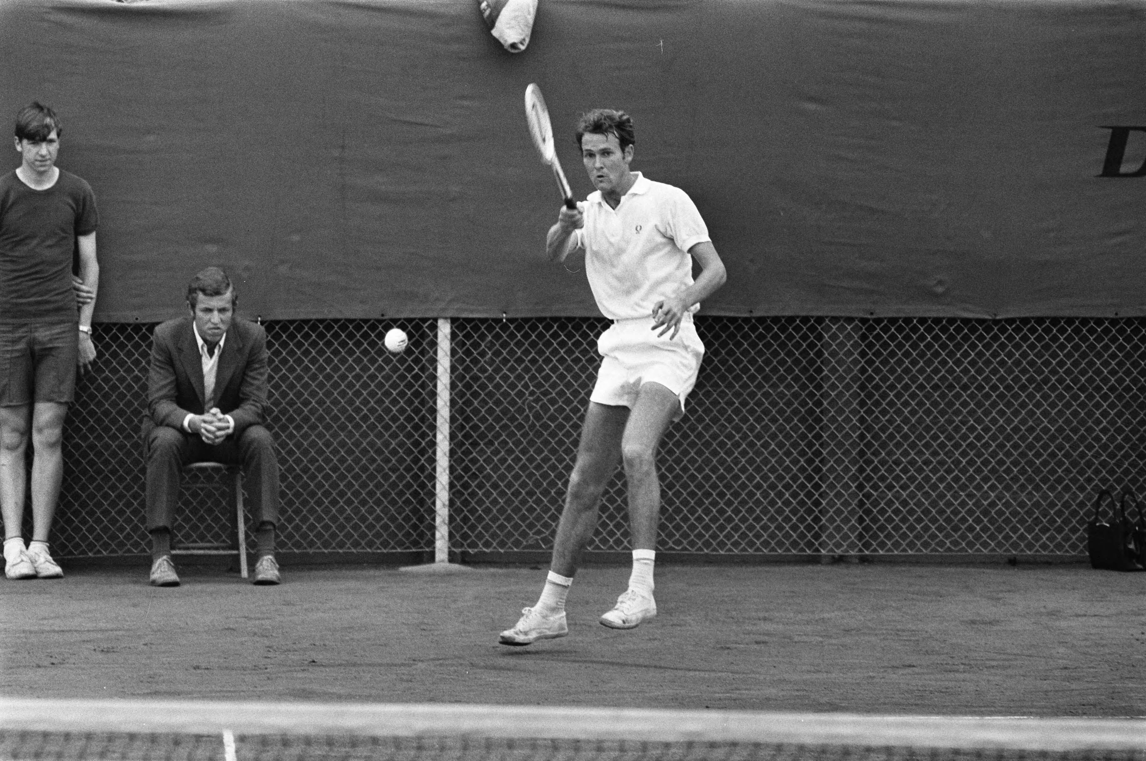 Tenniswedstrijden op de METS-banen te Scheveningen — Cliff Drysdale in actie — Foto: Fotograaf Onbekend / Anefo. Licentie: Set B: Rechtenvrij / Publiek Domein. Bron: Nationaal Archief. http://hdl.handle.net/10648/ab71b548-d0b4-102d-bcf8-003048976d84