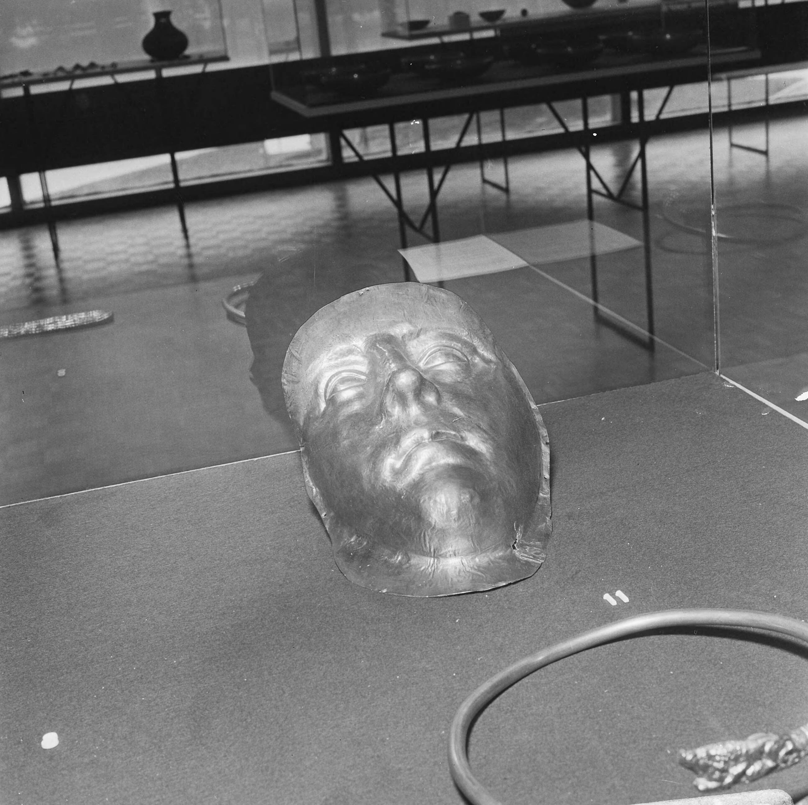 Expositie van kunstschatten uit de Sovjet-Unie in het gemeentemuseum te Den Haag — Gezichtsmasker — Foto: Voets, Jan / Anefo. Licentie: Set B: Rechtenvrij / Publiek Domein. Bron: Nationaal Archief. http://hdl.handle.net/10648/aafcd0de-d0b4-102d-bcf8-003048976d84
