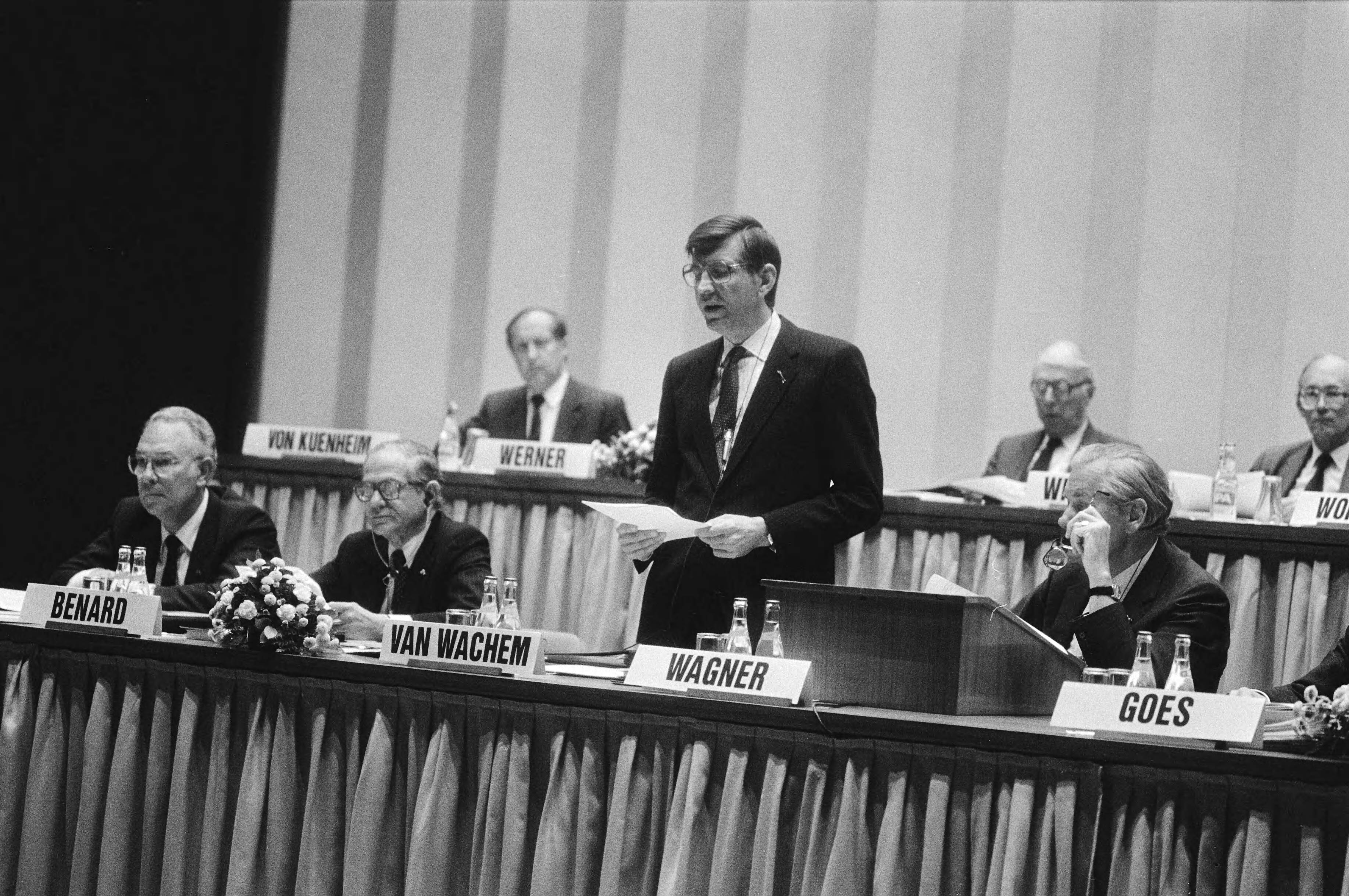 Aandeelhoudersvergadering Shell 1983 in Den Haag — President-directeur Van Wachem aan het woord — Foto: Bogaerts, Rob / Anefo. Licentie: Set B: Rechtenvrij / Publiek Domein. Bron: Nationaal Archief. http://hdl.handle.net/10648/ad299194-d0b4-102d-bcf8-003048976d84