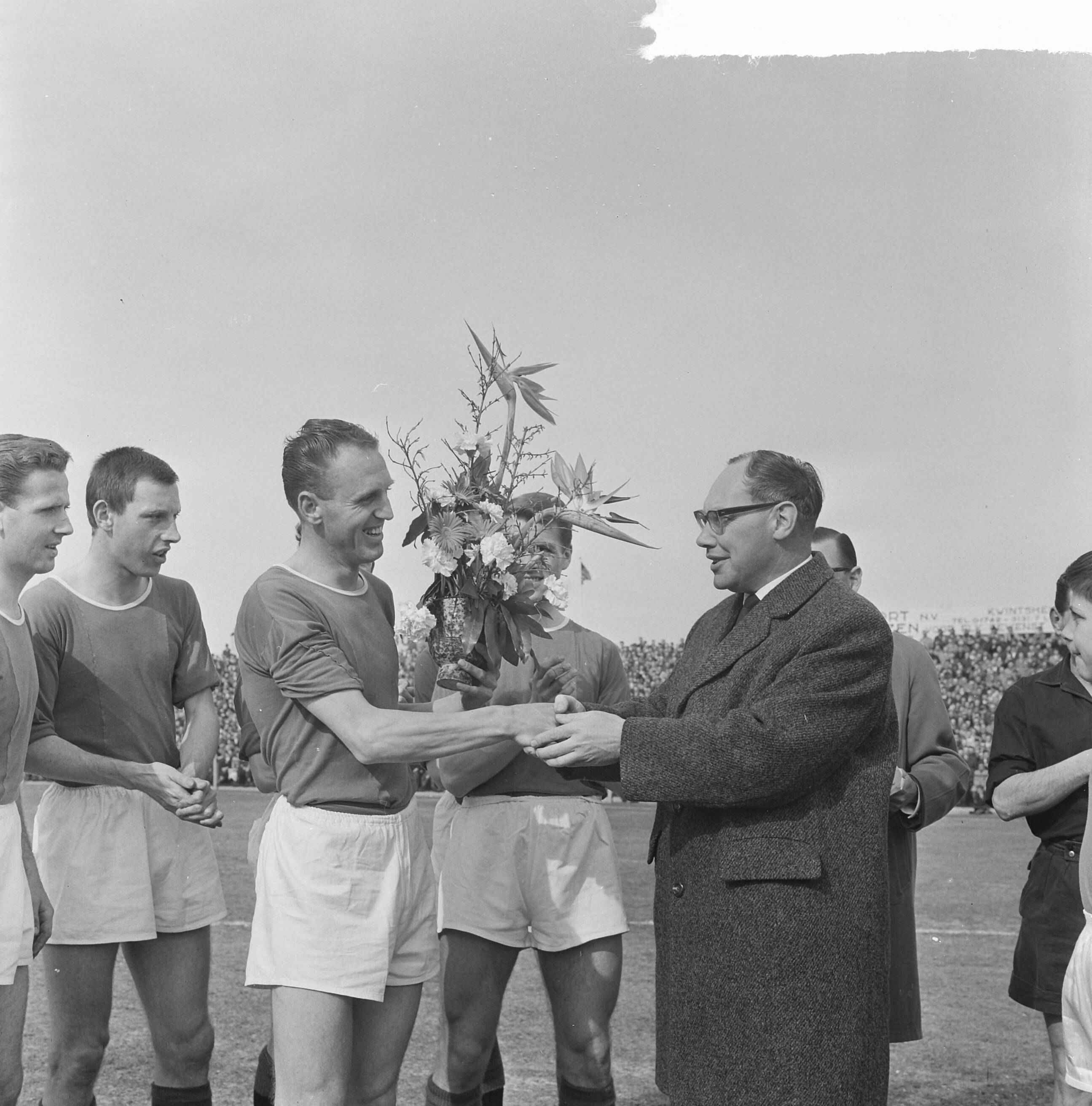 Fotocollectie Anefo — Voetbal. ADO tegen Ajax 2-2. Carol Schuurman speelde 250ste wedstrijd voor ADO. Schuurman krijgt bloemen van de voorzitter — Foto: Koch, Eric / Anefo. Licentie: Set B: Rechtenvrij / Publiek Domein. Bron: Nationaal Archief. http://hdl.handle.net/10648/aa324792-d0b4-102d-bcf8-003048976d84