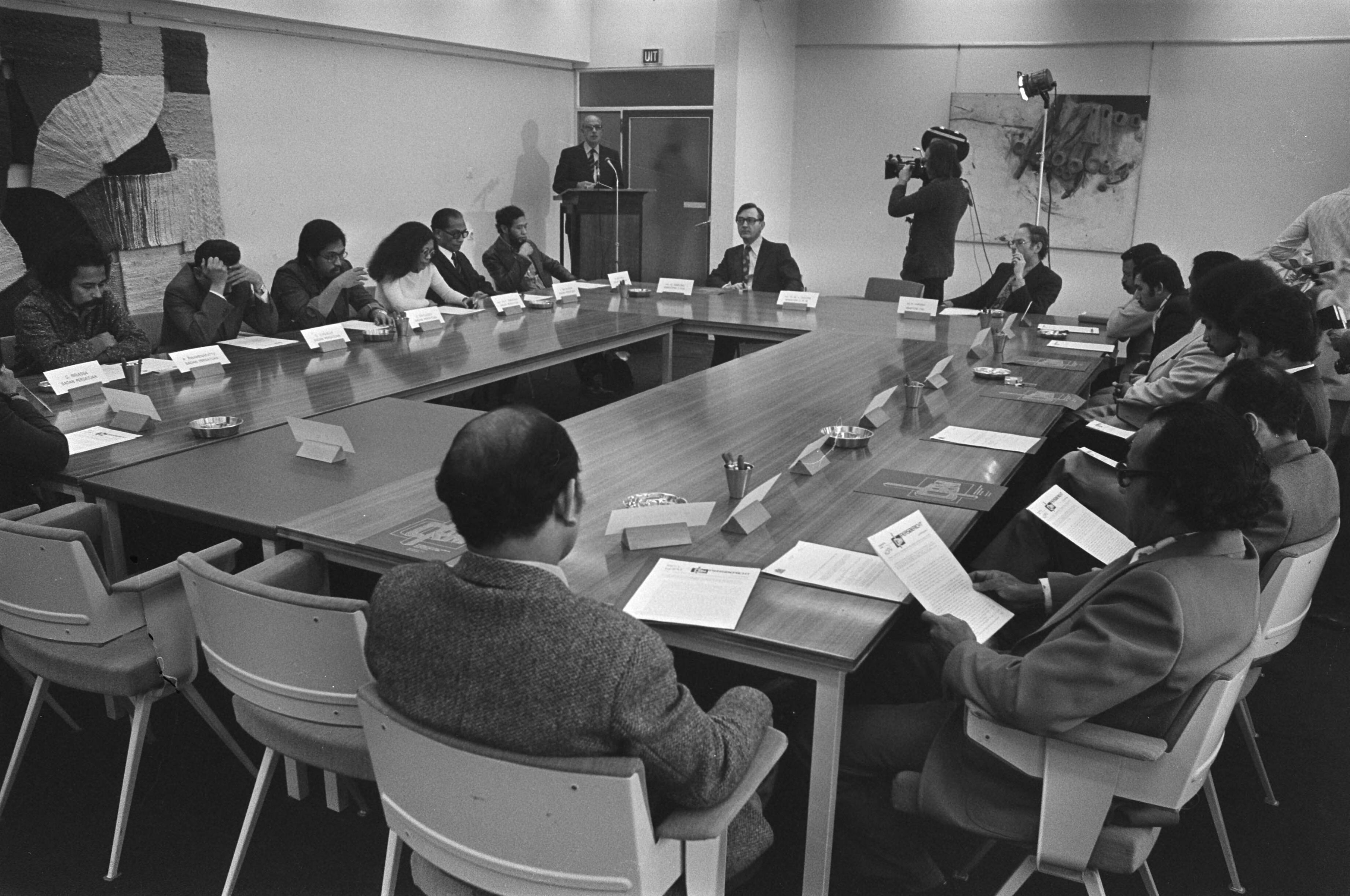 Fotocollectie Anefo — Moluks Inspraakorgaan geinstalleerd door minister Van Doorn op CRM (Rijswijk); overzicht Van Doorn op achtergrond — Foto: Croes, Rob C. / Anefo. Licentie: Set B: Rechtenvrij / Publiek Domein. Bron: Nationaal Archief. http://hdl.handle.net/10648/ac7df046-d0b4-102d-bcf8-003048976d84