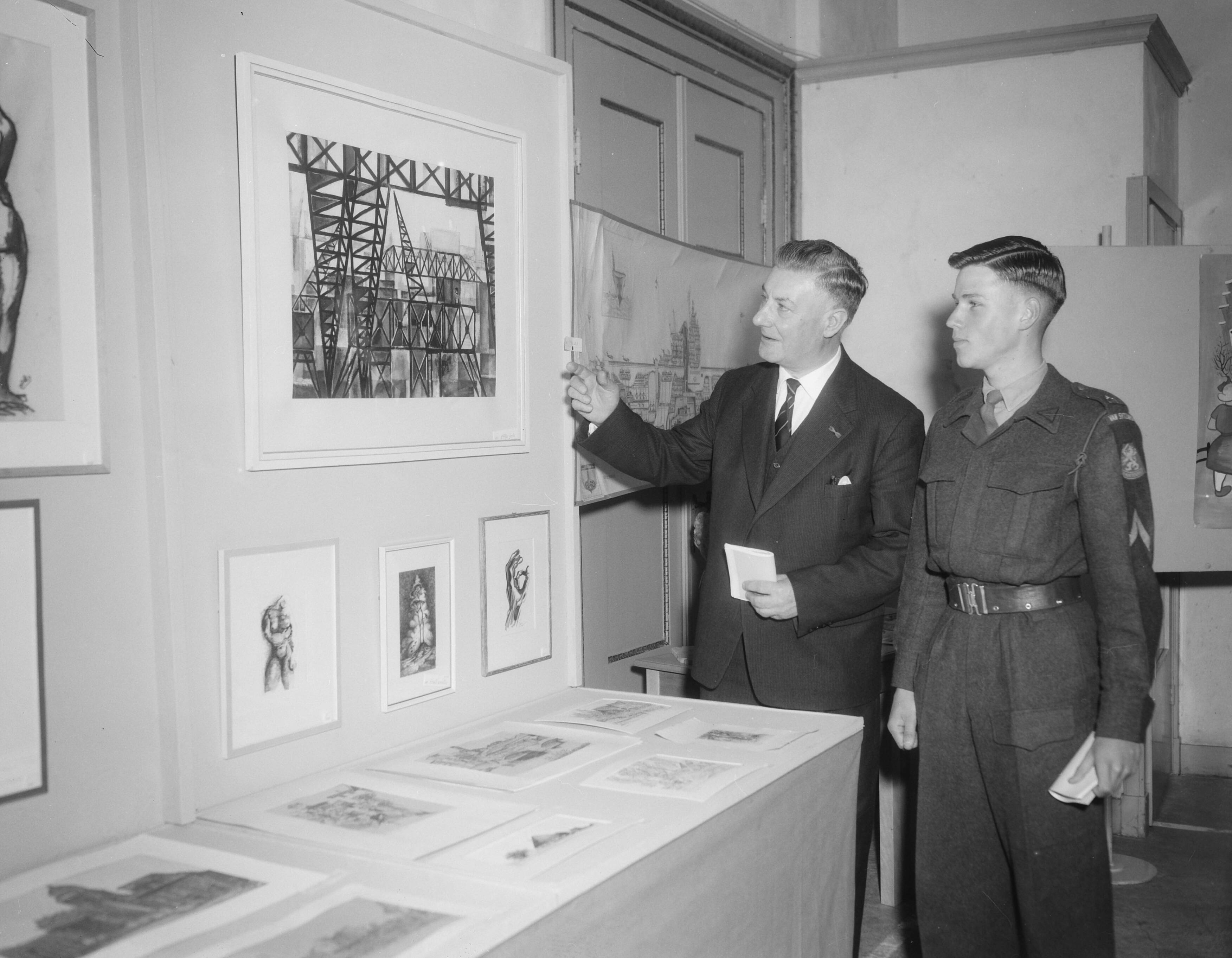Fotocollectie Anefo — Tentoonstelling "De militair met palet & camera" in paleis Lange Voorhout te Den Haag — Foto: Pot, Harry / Anefo. Licentie: Set B: Rechtenvrij / Publiek Domein. Bron: Nationaal Archief. http://hdl.handle.net/10648/a96ecf4c-d0b4-102d-bcf8-003048976d84